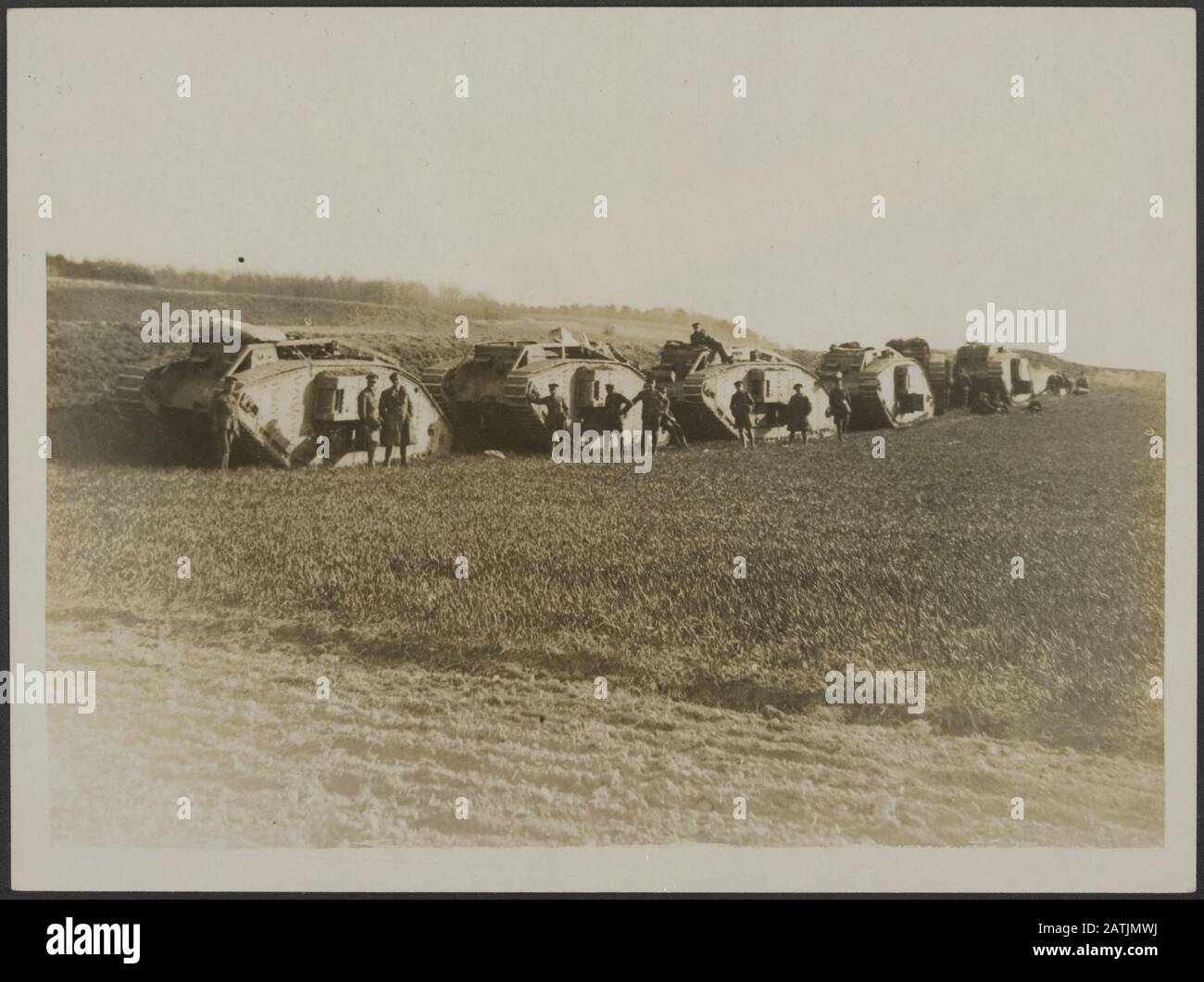 Die britische Westfront in Frankreich. Die deutsche Offensivbeschreibung: Panzer warten auf Aufträge. Anmerkung: Die britische Westfront in Frankreich. Deutsche Offensief. Britische Panzer warten auf Aufträge. Datum: {1914-1918} Ort: Frankreich Schlüsselwörter: Weltkrieg, Fronten, Soldaten, Panzer Stockfoto