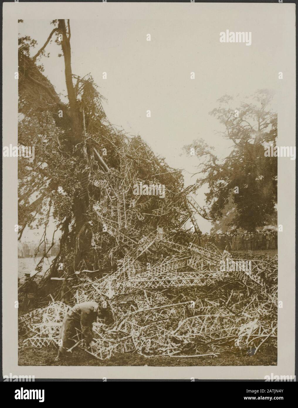 Der Zepelin Brachte in Potters Bar Description: The Flying Corps [Royal Flying Corps (R.F.C.)] untersuchen der Wrackteile Anmerkung: Der Zepelin brachte sich in Potters Bar. Mitglieder der Luftwaffe untersuchen das Wrackdatum: {1914-1918} Standort: Großbritannien, Potters Bar Keywords: Erste Weltstädte, Trümmer, Blimps Stockfoto