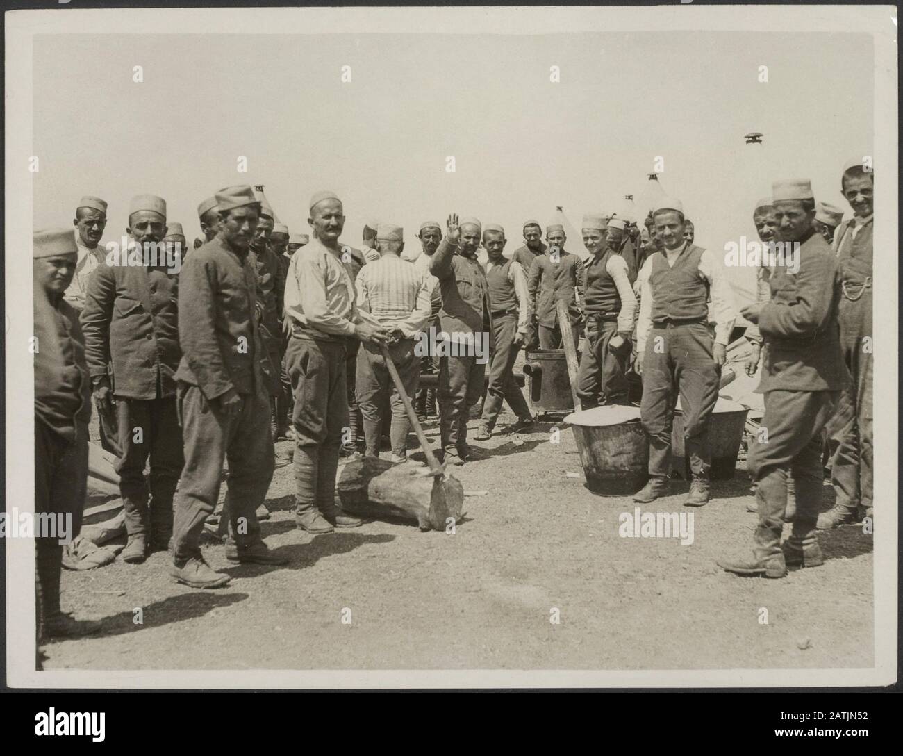 Aktuelle Ereignisse in Salonika Beschreibung: Die erste Loslösung der Albaner, die in Salonika eintraf. Sie werden auf der Seite der Alliierten Anmerkung kämpfen: Die jüngsten Ereignisse in Saloniki. Die ersten Loslösung Albaniens trafen in Salonika ein. Sie kämpfen auf der Seite der Alliierten Datum: {1914-1918} Ort: Griechenland, Schlüsselwörter von Saloniki: WWI, Fronten, Soldaten Stockfoto