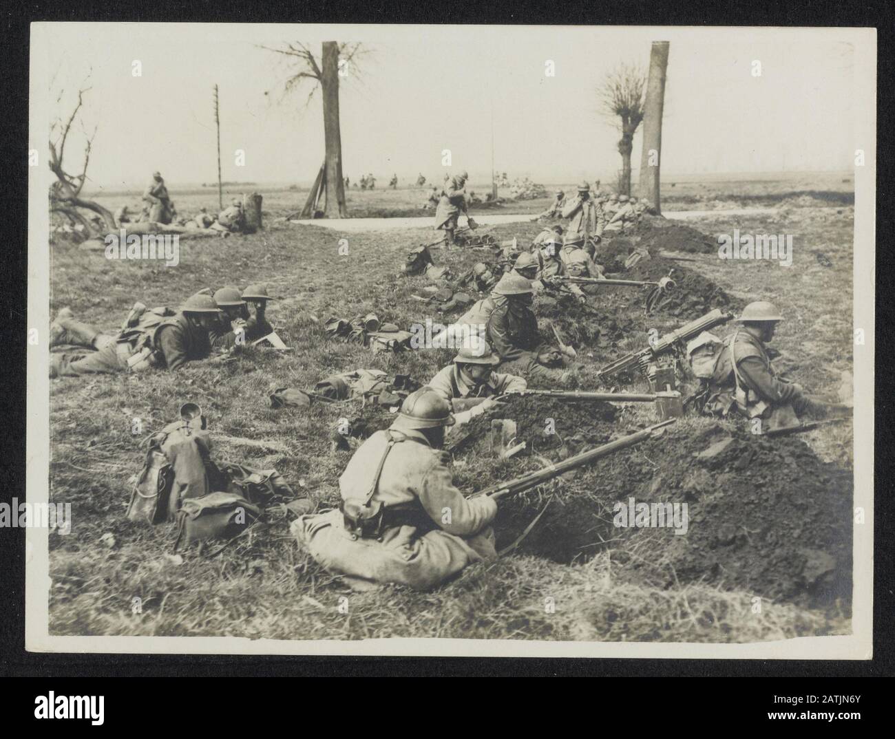 Die britische Westfront in Frankreich Beschreibung: Die deutsche Offensive. Britisches und französisches neben eachother Waiting for the Boches Annotation: British Western Front in France. Die deutsche Offensive. Britische und französische Soldaten nebeneinander, die auf die Deutschen warten Datum: {1914-1918} Ort: Frankreich Schlagwörter: WWI, Fronten, Soldaten Stockfoto