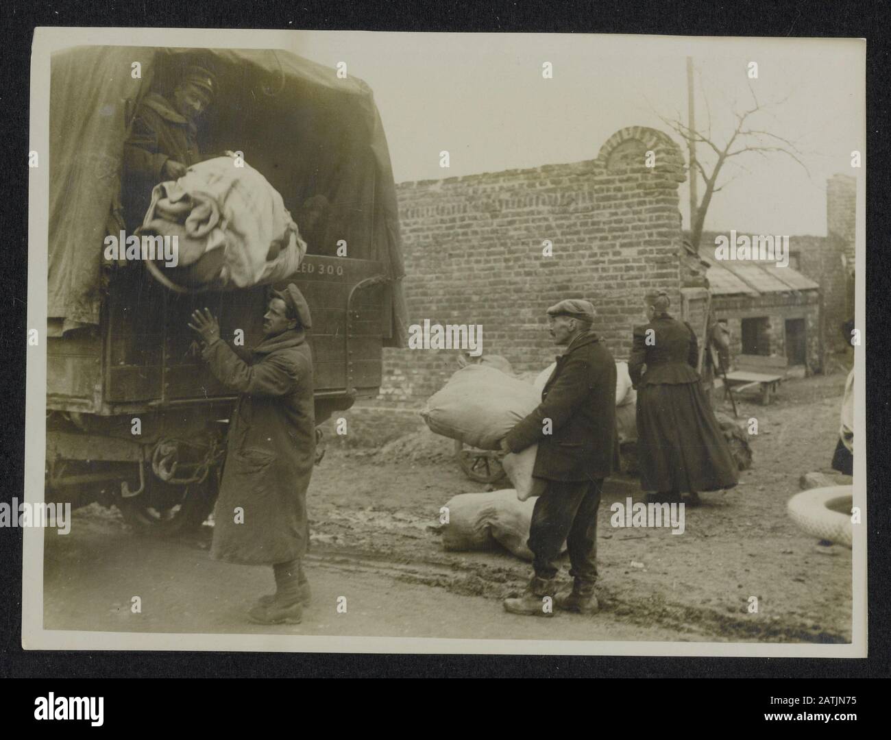Die britische Westfront in Frankreich Beschreibung: Die deutsche Offensive. Briten helfen Flüchtlingen, zu Sicherheitsmerkungen zu gelangen: Britische Westfront in Frankreich. Die deutsche Offensive. Britische Soldaten helfen, Flüchtlinge in Sicherheit zu bringen Datum: {1914-1918} Ort: Frankreich Schlüsselwörter: WWI, Fronten, Soldaten, Flüchtlinge Stockfoto