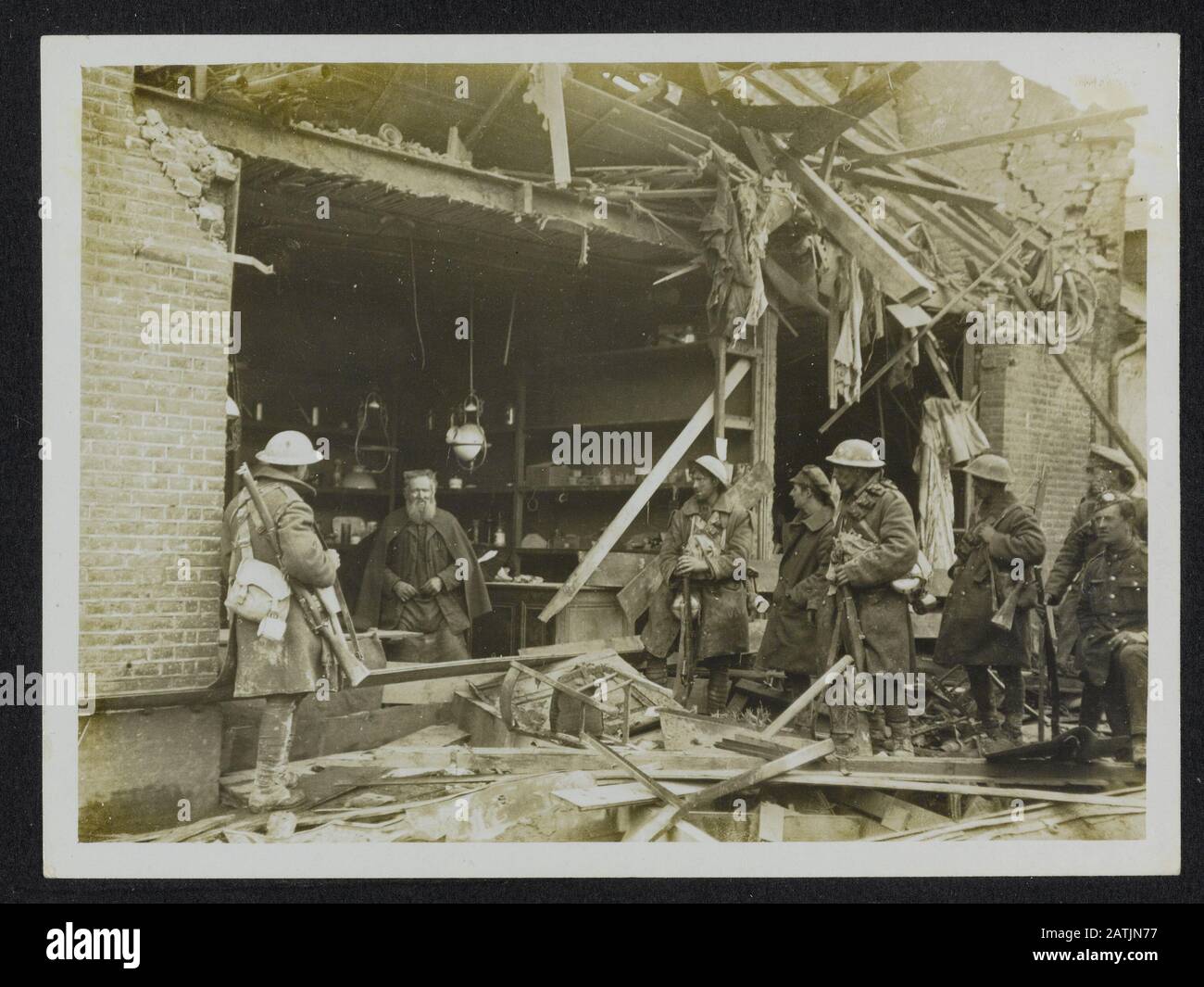 Die britische Westfront in Frankreich Beschreibung: Die deutsche Offensive. Eine pathetische Szene in einem kriegsbetroffenen Gebiet. Obwohl sein Laden und sein Haus von Schellfeuer zerbrochen wurden, sitzt dieser arme alte Mann immer noch von Habseligkeiten und wartet auf zufällige Kunden Anmerkung: British Western Front in Frankreich. Die deutsche Offensive. Eine pathetische Szene in einem kriegsbetroffenen Gebiet. Obwohl sein Laden und sein Haus von Schellbrand heimgesucht sind, befindet sich dieser Mann noch auf seinem Grundstück und wartet auf mögliche Kunden Datum: {1914-1918} Ort: Frankreich Schlagwörter: Bürger, erster Weltkrieg, Fronten, Soldaten, Zerstörung, Einkaufen Stockfoto