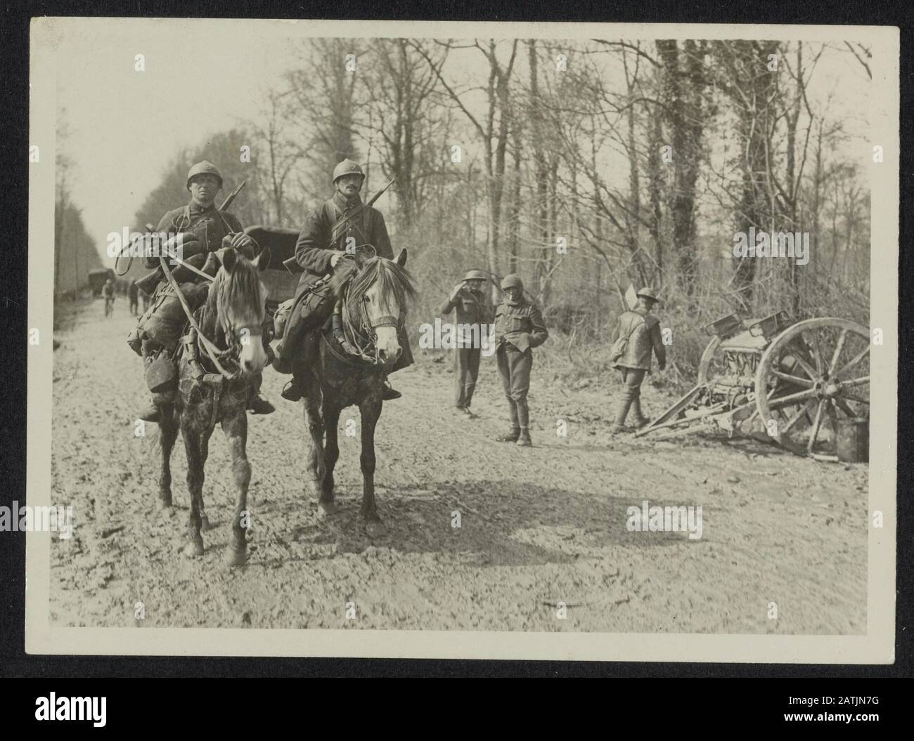 Die britische Westfront in Frankreich Beschreibung: Die deutsche Offensive. Ein paar französische Kavalleristen, die durch die britischen Linien aufziehen, um in die Tat umzusetzen Anmerkung: Britische Westfront in Frankreich. Die deutsche Offensive. Zwei französische Soldaten der Kavalleristen fahren durch die britische Linie, um Maßnahmen zu ergreifen Datum: {1914-1918} Ort: Frankreich Schlagwörter: Erste Kriegsfronten der Kavalleristen Stockfoto