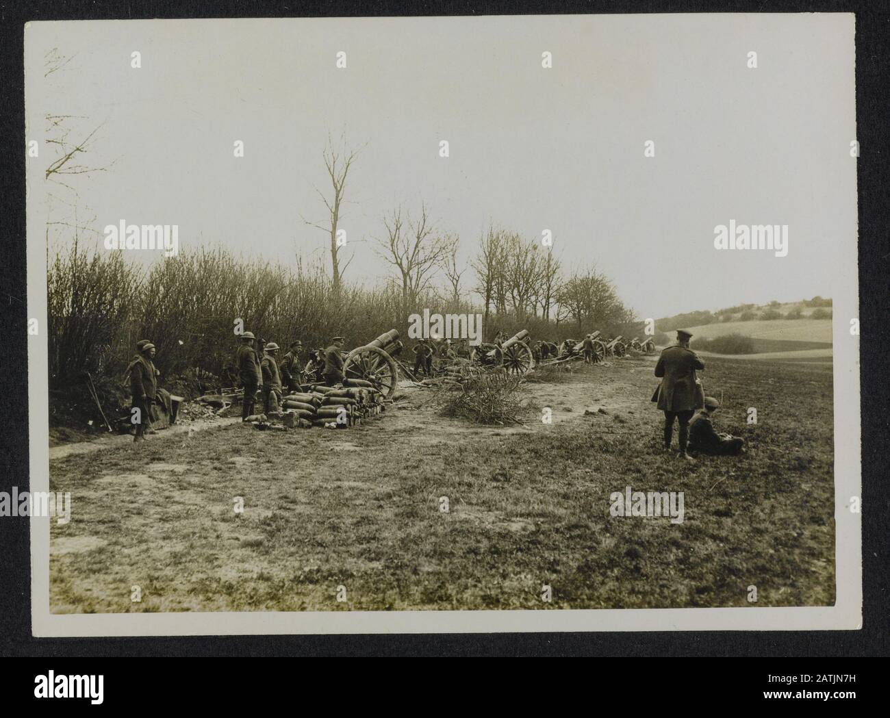 Die britische Westfront in Frankreich Beschreibung: Die deutsche Offensive. Eine Batterie von Haubitzen in Aktion in der Offensive Annotation: British Western Front in Frankreich. Die deutsche Offensive. Eine Batterie heulte während des Offensivdatums in Aktion: {1914-1918} Ort: Frankreich Schlagwörter: WWI, Fronten, Waffen, Soldaten Stockfoto