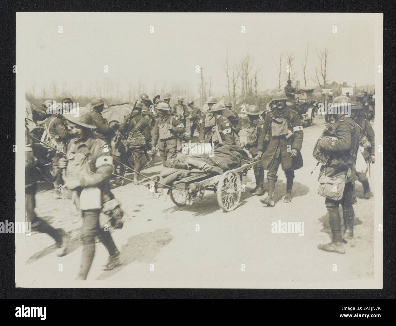 Die britische Westfront in Frankreich Beschreibung: Die deutsche Offensive. Anführen von verwundeten Anmerkungen: Britische Westfront in Frankreich. Deutsche Offensive; Verwundete werden gebracht Datum: {1914-1918} Ort: Frankreich Schlagwörter: WWI, Fronten, Verwundete, Sanitäter, Offensiven Stockfoto