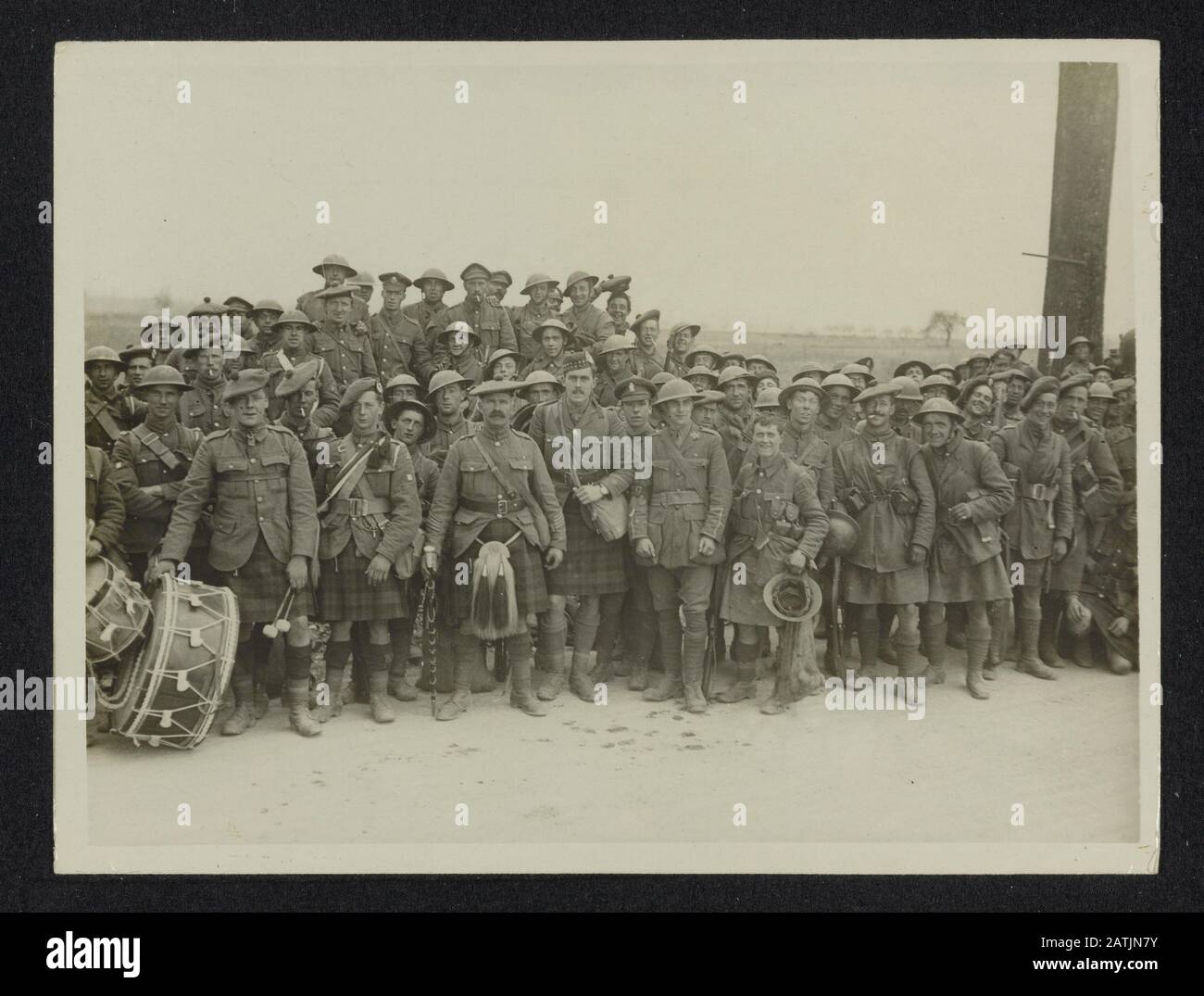 Die britische Westfront in Frankreich Beschreibung: Die deutsche Offensive. Ein Haufen Jocks, die durch sie posieren, um die Kamera am Straßenrand zu posieren Anmerkung: British Western Front in Frankreich. Die deutsche Offensive. Eine Gruppe schottischer Soldaten, die auf dem Weg zu einem Kameradatum hinter sich posieren: {1914-1918} Ort: Frankreich Schlagwörter: WWI, Fotografen, Fronten, Soldaten Stockfoto