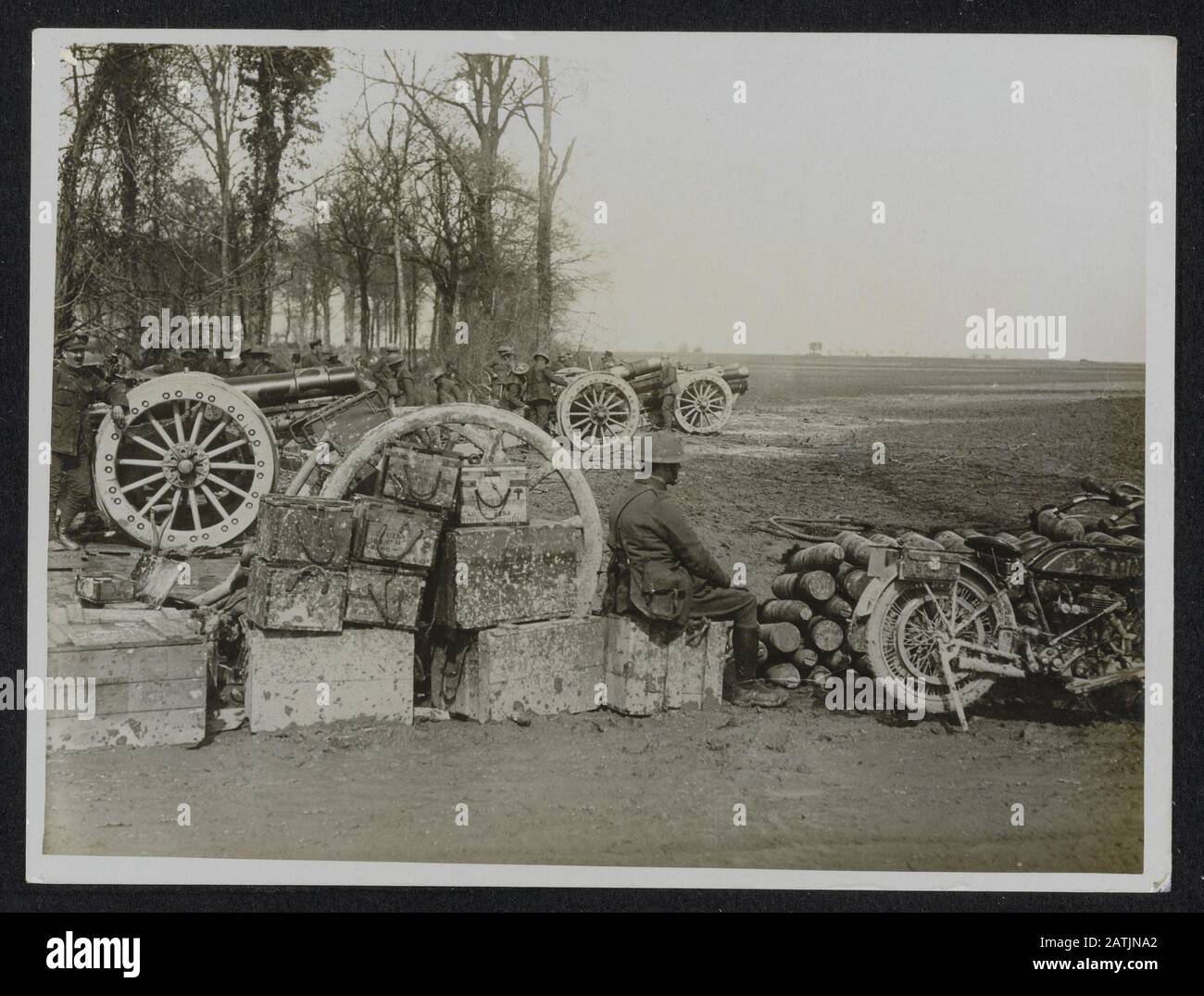 Die britische Westfront in Frankreich Beschreibung: Die deutsche Offensive. Heulende in Aktion an der Ecke einer Holzanmerkung: British Western Front in Frankreich. Die deutsche Offensive. Heulende in Aktion an der Ecke eines Waldes Datum: {1914-1918} Ort: Frankreich Schlagwörter: Bombardierung, Wälder, Fronten Des Ersten Weltkriegs, Soldaten Stockfoto