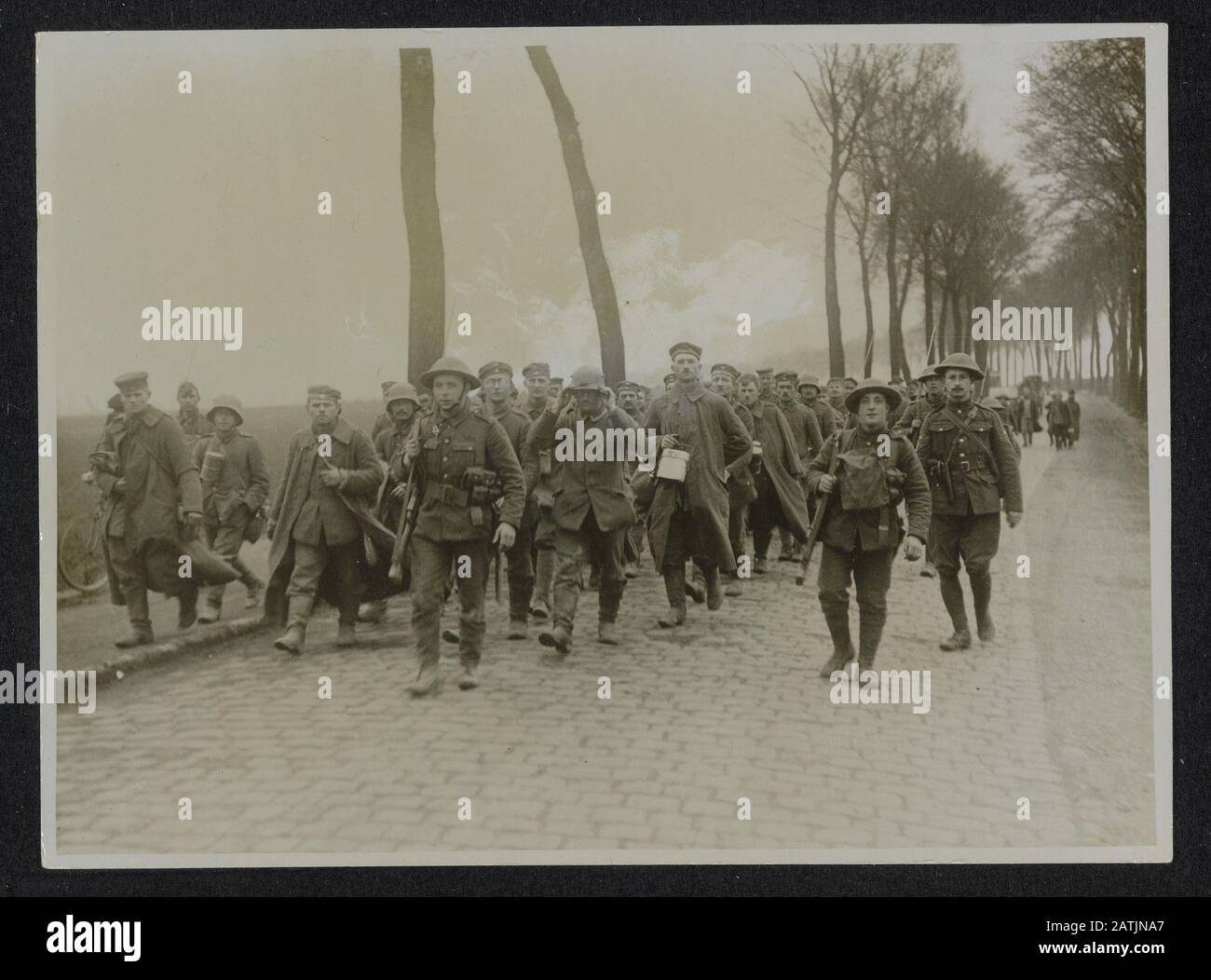 Die britische Westfront in Frankreich Beschreibung: Die deutsche Offensive. Neu gefangengenommene Gefangene, die in Annotation eintreffen: Britische Westfront in Frankreich. Die deutsche Offensive. Ankunft einer neuen Gruppe von Kriegsgefangenen Datum: {1914-1918} Ort: Frankreich Schlüsselwörter: Weltkrieg, Fronten, Kriegsgefangene, Soldaten Stockfoto