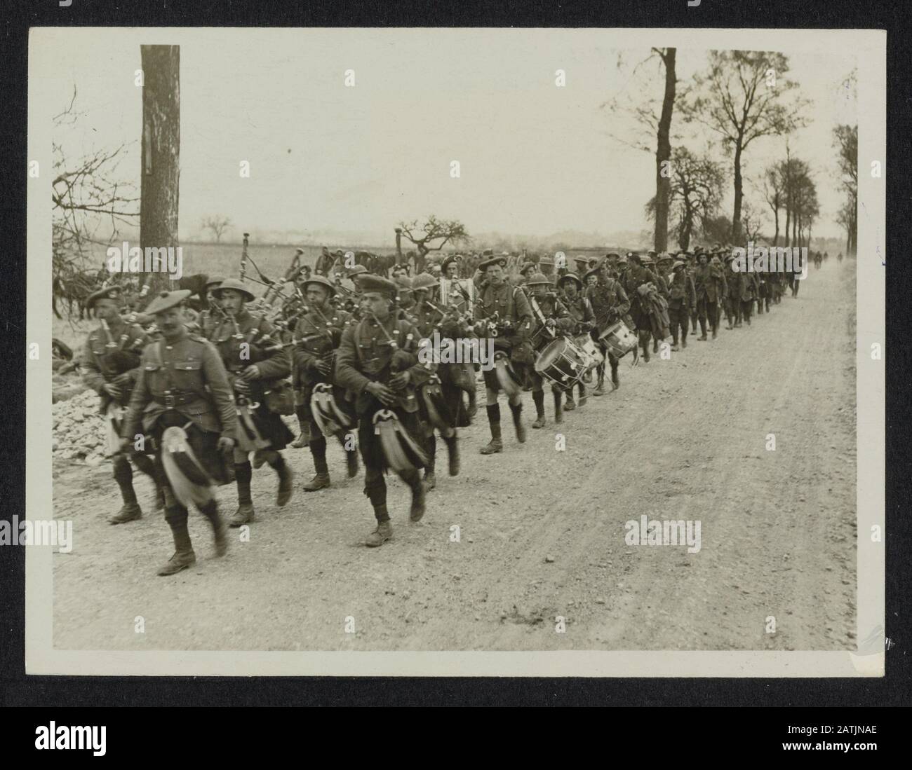 Die britische Westfront in Frankreich Beschreibung: Die deutsche Offensive. Jocks, die sich im Dickicht befinden und für einige Stunden zurückpipettiert wurden, Rest Anmerkung: British Western Front in Frankreich. Die deutsche Offensive. Schottische Soldaten in der Hitze des Gefechts ruhen einige Stunden, begleitet von Dudelsäcken. Datum: {1914-1918} Ort: Frankreich Schlagwörter: WWI, Fronten, Musical, Ruhepausen, Soldaten Stockfoto