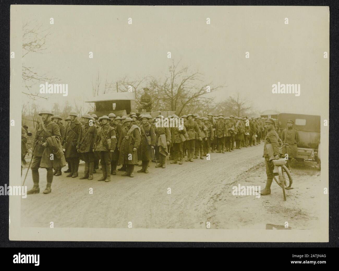 Die britische Westfront in Frankreich Beschreibung: Die deutsche Offensive. Männer des Royal Army Medical Corps unterwegs Auf Dem Weg zur Line Annotation: British Western Front in Frankreich. Die deutsche Offensive. Mitglieder der medizinischen Truppen gegen den Frontaltermin: {1914-1918} Ort: Frankreich Schlagwörter: Erster Weltkrieg, Fronten, Ärzte, Truppen Stockfoto