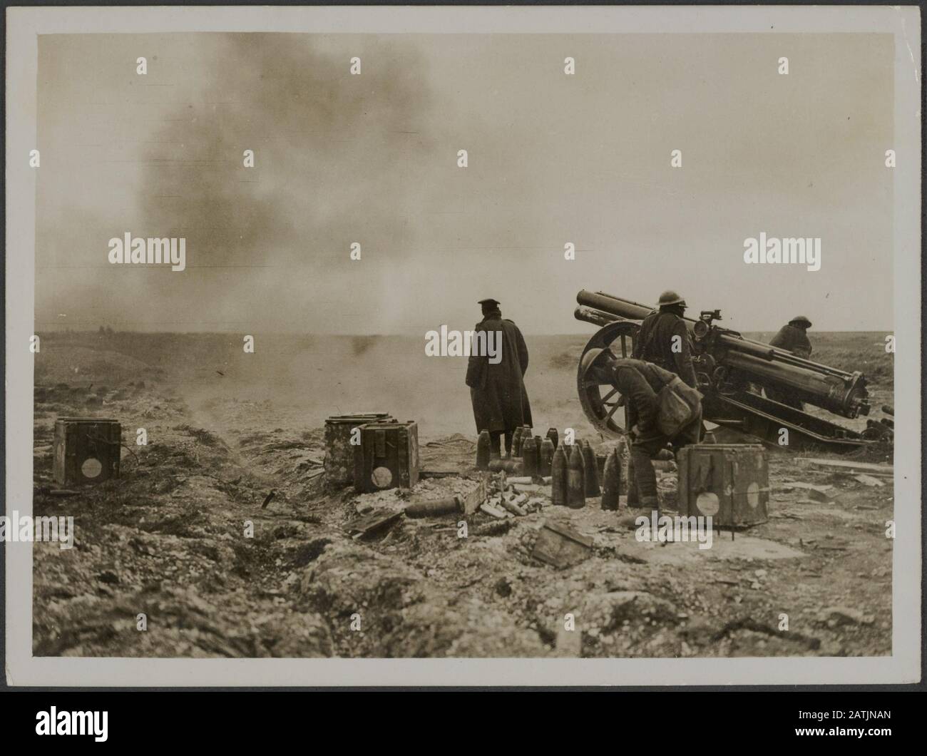 Die britische Westfront in Frankreich Beschreibung: Die deutsche Offensive. Unsere "Artillery in Action"-Drohschrift "The Boches Annotation: British Western Front" in Frankreich. Unsere Artillerie in Aktion für die Deutschen bis zum Datum: {1914-1918} Ort: Frankreich Schlagwörter: WWI, Fronten, Waffen, Soldaten Stockfoto