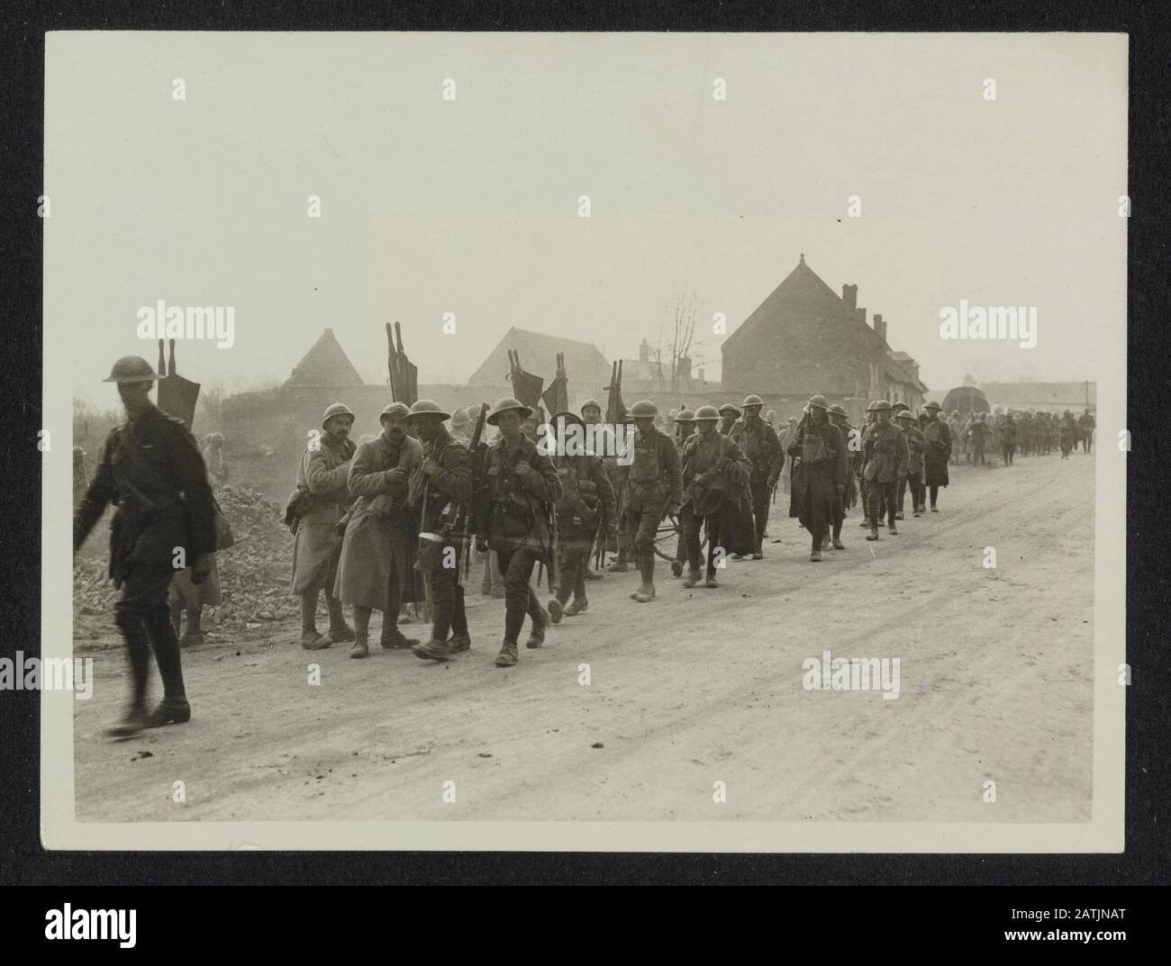 Die britische Westfront in Frankreich Beschreibung: Die deutsche Offensive. Britische Tommies ziehen an der Seite der französischen Strechcher-Träger Annotation auf: British Western Front in Frankreich. Die deutsche Offensive. Britische Truppen ziehen französische Tragenträger an Datum: {1914-1918} Ort: Frankreich Schlagwörter: Tragenträger, Fronten Des Ersten Weltkriegs, Soldaten Stockfoto
