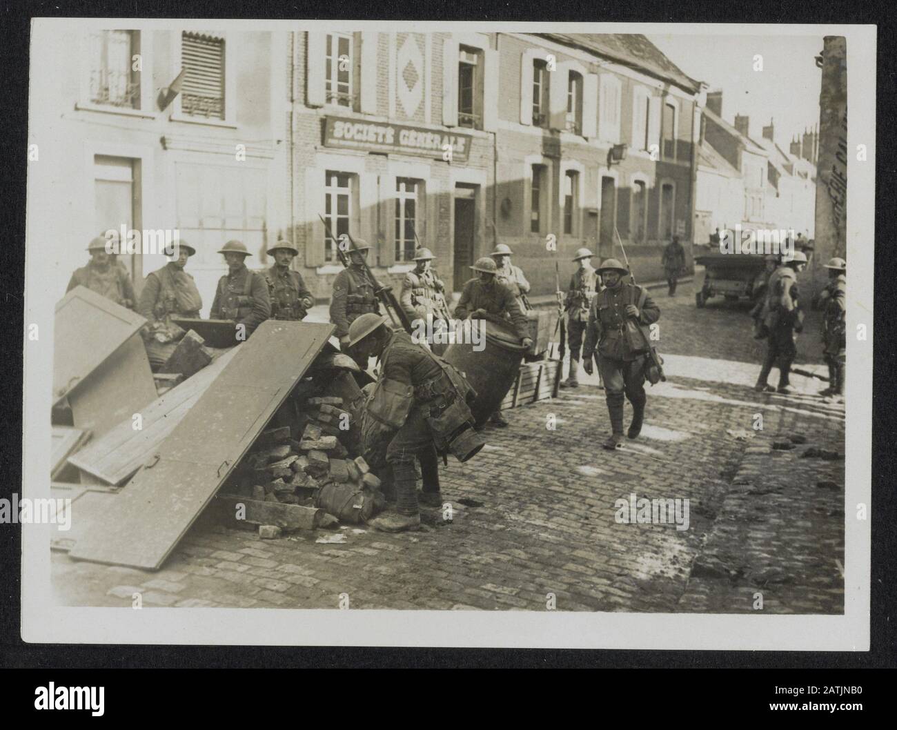 Die britische Westfront in Frankreich Beschreibung: Die deutsche Offensive. Britische Truppen, die eine Barrikade in einem französischen Dorf bewachen Anmerkung: Britische Westfront in Frankreich. Deutsche Offensive; britische Truppen verteidigen eine Barrikade in einem französischen Dorf Datum: {1914-1918} Ort: Frankreich Schlagwörter: Barrikaden, Dörfer, Fronten Des Ersten Weltkriegs, Soldaten Stockfoto