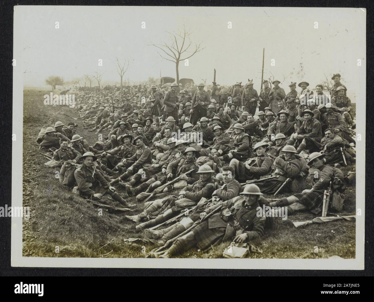 Die britische Westfront in Frankreich Beschreibung: Die deutsche Offensive. Südafrikanisch-schottisches Ruder am Straßenrand nach Ihrem Anteil an der Fighting Annotation: British Western Front in Frankreich. Die deutsche Offensive. Südafrikanischer 'Scottish' Rest Straßenrand nach ihrem Teil an der Schlacht Datum: {1914-1918} Ort: Frankreich Schlagwörter: WWI, Fronten, Pausen, Soldaten, Straßen Stockfoto