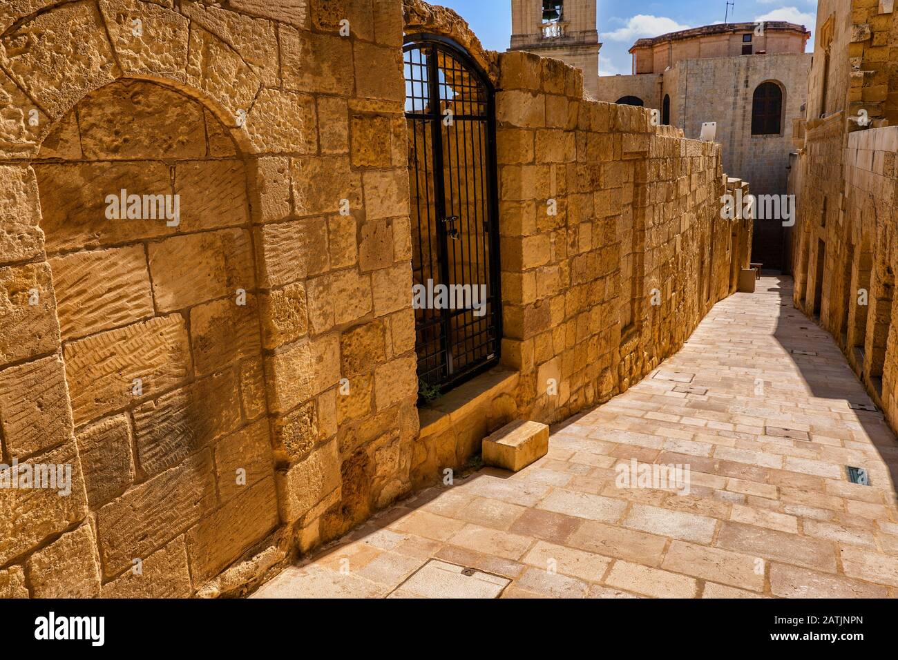 Gepflasterte Straßen- und Steinmauern in der Cittadella, Zitadelle in der Altstadt von Victoria (Rabat) auf der Insel Gozo, Malta Stockfoto