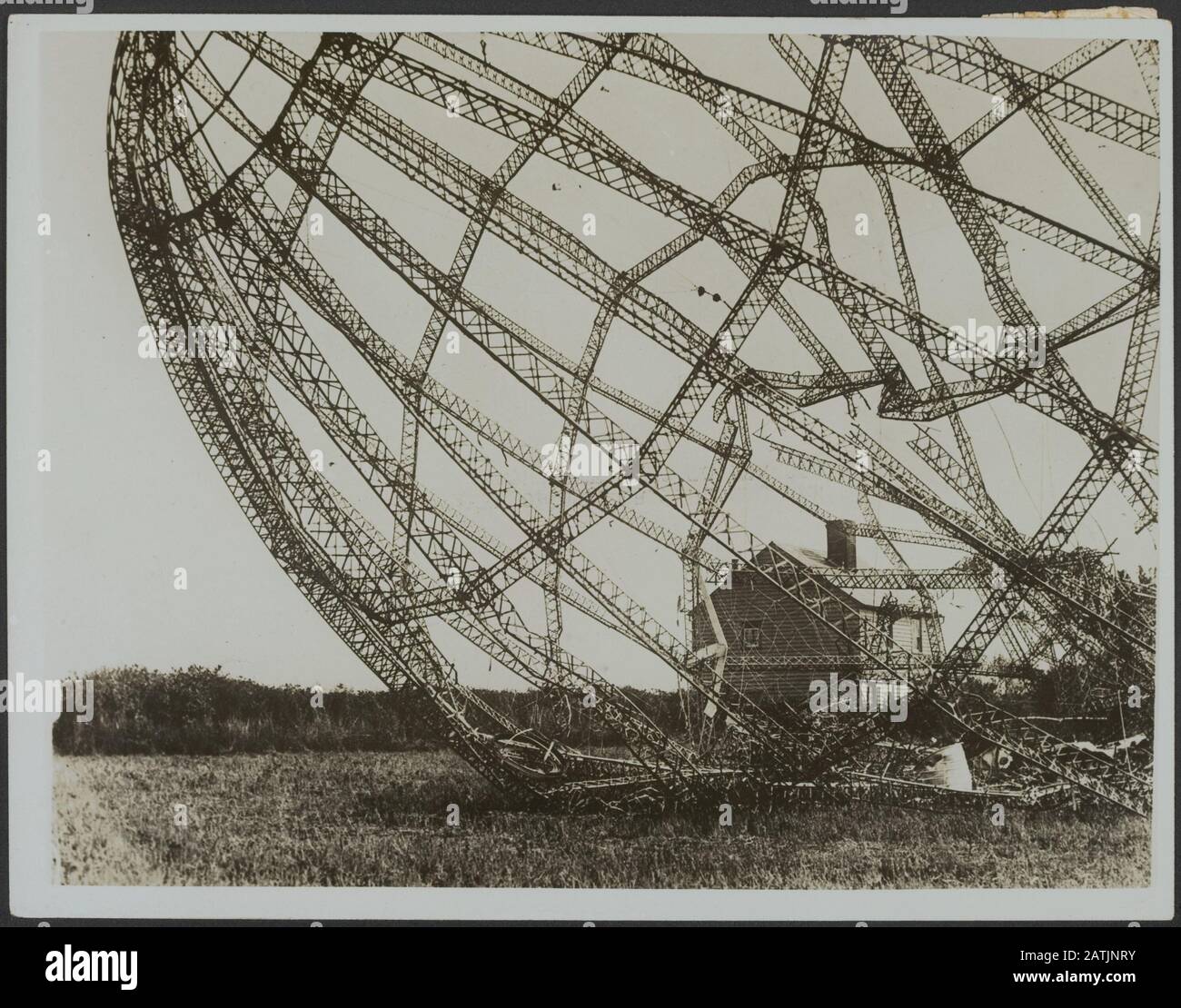 Foto des 2. Zepelins Runter 01.09.10 Beschreibung: Die Nase des Zepelins Anmerkung: Das Zepelin-Foto wurde am 24. September 1916 abgeschossen. Das Datum der "Zepelin Nose": 24. September 1916 Standort: Großbritannien Schlagwörter: WWI, Wrackteile, Blimps Stockfoto
