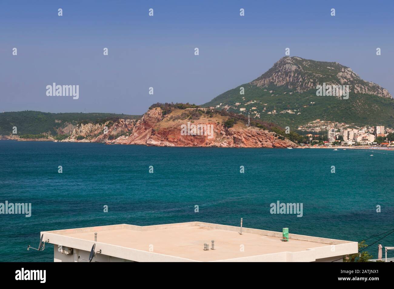 Schöne Landschaft des Mittelmeeres. Blaues Wasser und rote Felsen. Stockfoto