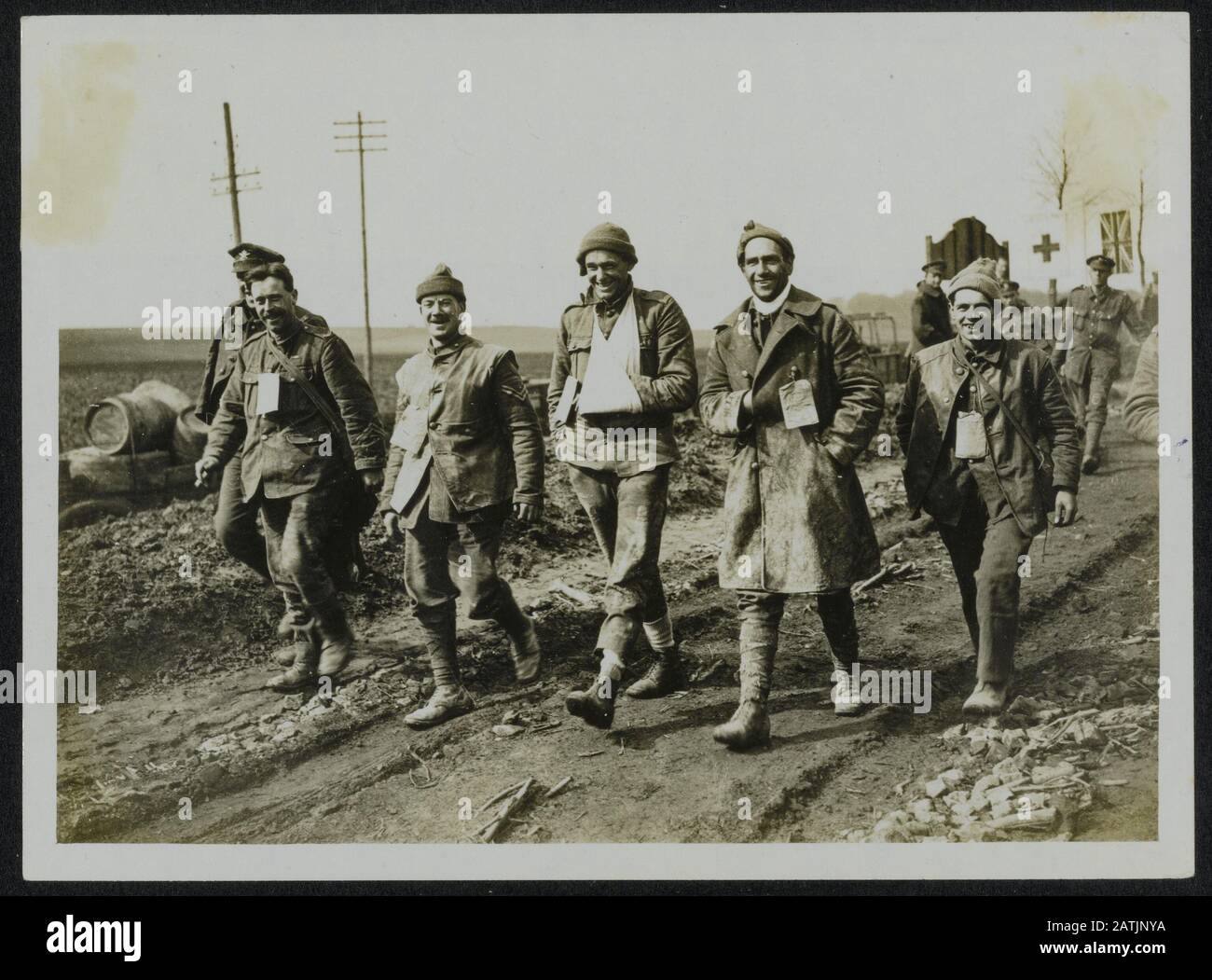 Die britische Westfront in Frankreich. Beschreibung der deutschen Offensive: Der Geist unserer Armee. Immer lächelnd Weitermachen! Die Verwundeten kamen gerade von der Kampflinie aus und verließen die Casualty Clearing Station. Anmerkung: Die britische Westfront in Frankreich. Die deutsche Offensive. Der Geist unserer Armee. Lächeln Sie weiter! Verwundete Soldaten verlassen gerade die Front, die eine erste Hilfsstation erzeugt. Datum: {1914-1918} Ort: Frankreich Schlüsselwörter: Weltkrieg, Fronten, verwundete Soldaten, zugehörige Gegenstände Stockfoto