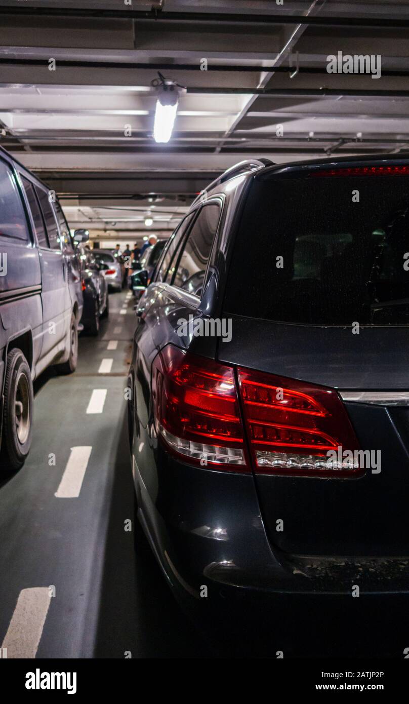 Redaktion 08.30.2019 MS Baltic Princess Cars innerhalb der großen Autofähre sind dicht auf dem Autodeck zusammengepackt Stockfoto