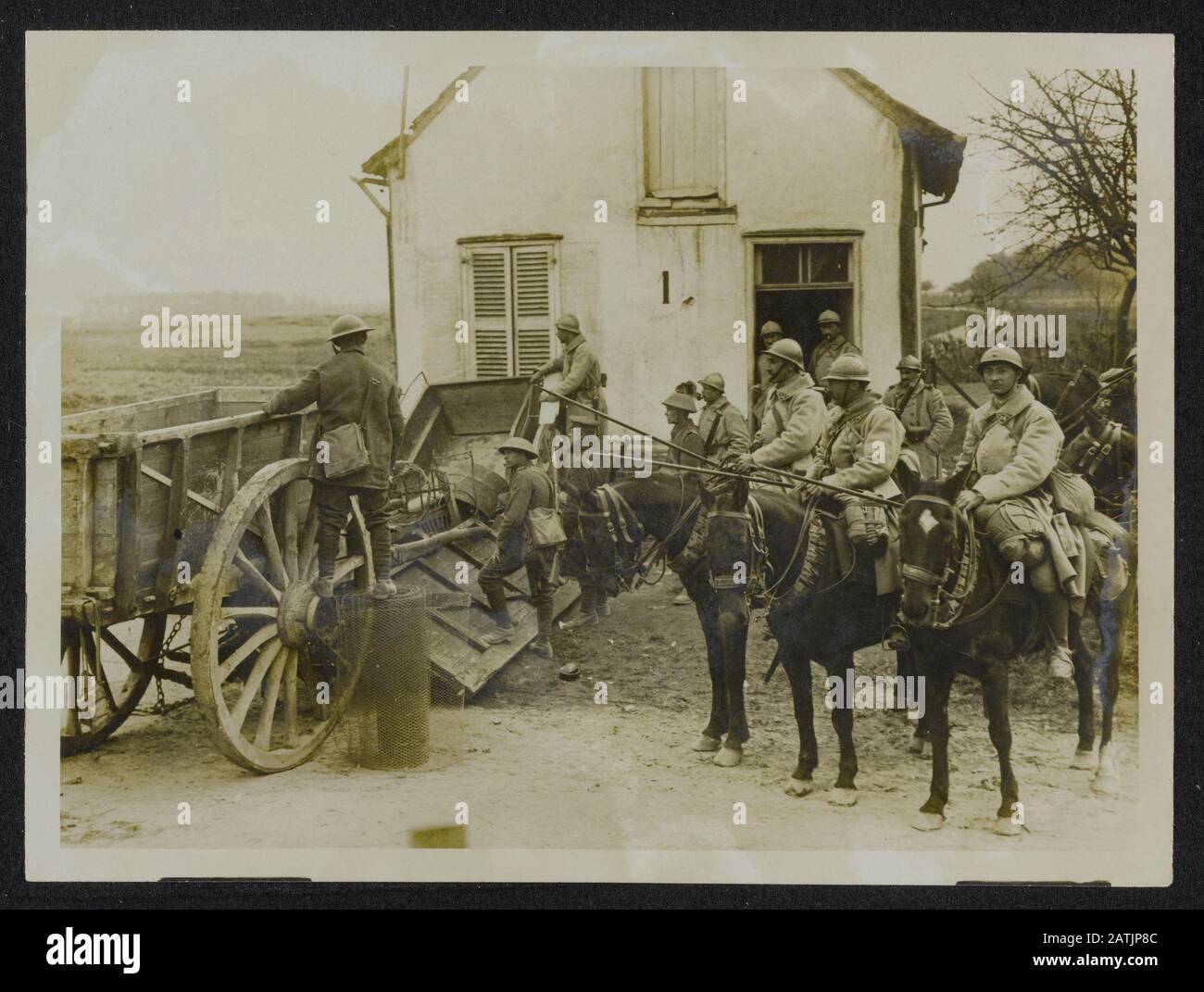 Die britische Westfront in Frankreich Beschreibung: Die deutsche Offensive. Französische Kavalleristen mit britischen Tommies warten auf die Boche in einem kleinen Dorf Anmerkung: Britische Westfront in Frankreich. Die deutsche Offensive. Französische Kavalleristen und britische Soldaten, die in einem kleinen Dorf auf die Deutschen warten Datum: {1914-1918} Ort: Frankreich Schlagwörter: Kavalleristen, Dörfer, Fronten Des Ersten Weltkriegs, Soldaten Stockfoto