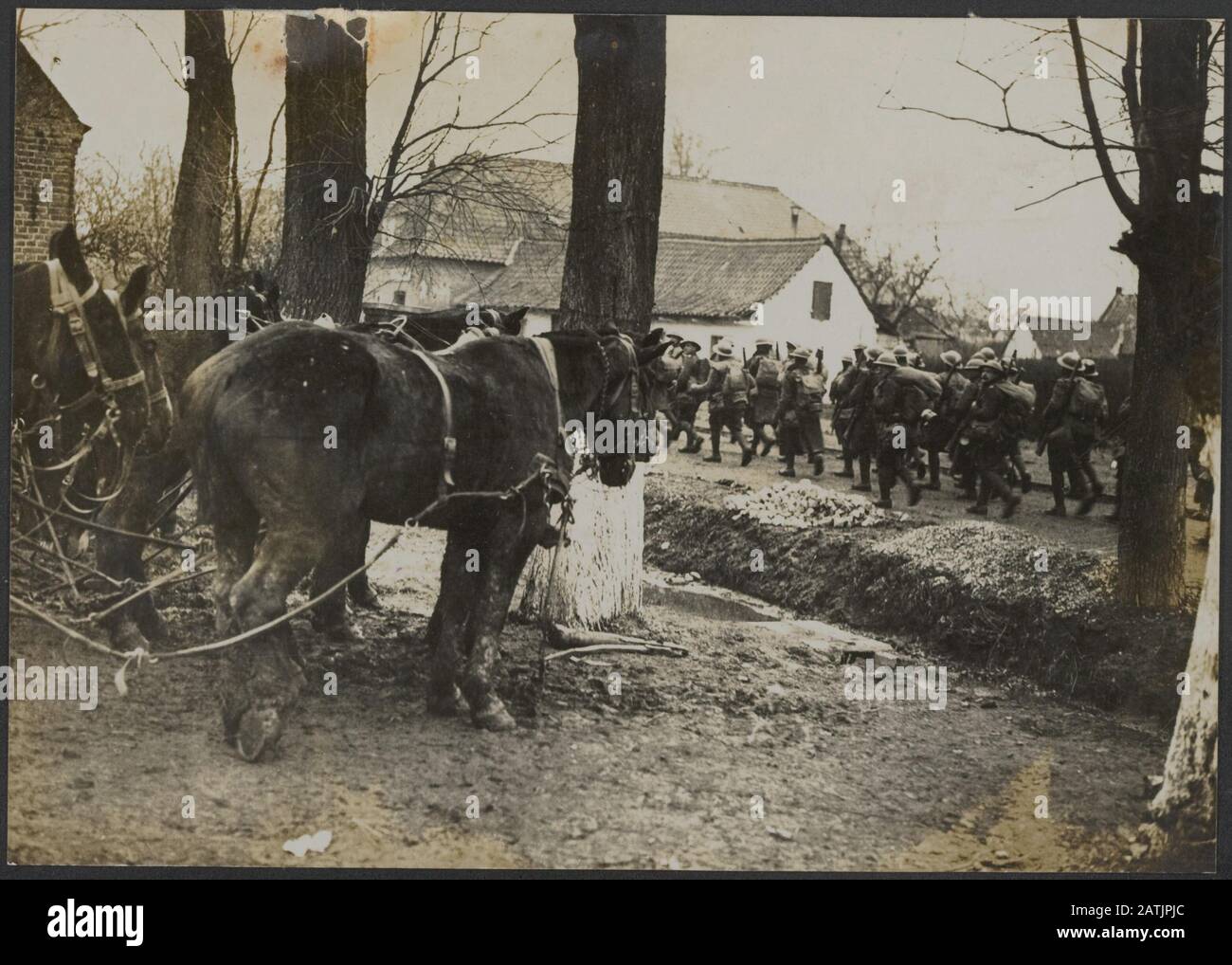 Die britische Westfront in Frankreich - die deutsche Offensive Beschreibung: Truppen, die durch ein Dorf vordringen Anmerkung: Britische Westfront in Frankreich. Die deutsche Offensive. Truppen erheben ein Dorf Datum: {1914-1918} Ort: Frankreich Schlagwörter: Dörfer, Erster Weltkrieg, Fronten, Soldaten Stockfoto