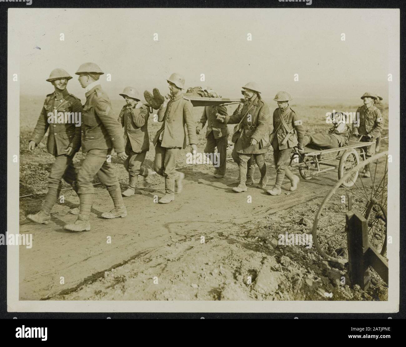 Die Front in Frankreich Beschreibung: Zwei deutsche Gefangene werden in Ihrem Wortstamm gesehen, als sie einen Offizier der Guards Grenardier Annotation einbrachten: Die Front in Frankreich. Zwei deutsche Kriegsgefangene mit eigenem Helmtransport widerwillig ein verwundeter Offizier der Grenadier Guards Datum: {1914-1918} Ort: Frankreich, Gincy Schlüsselwörter: bahre iren, erster Weltkrieg, Fronten, Verwundete, Kriegsgefangene Stockfoto