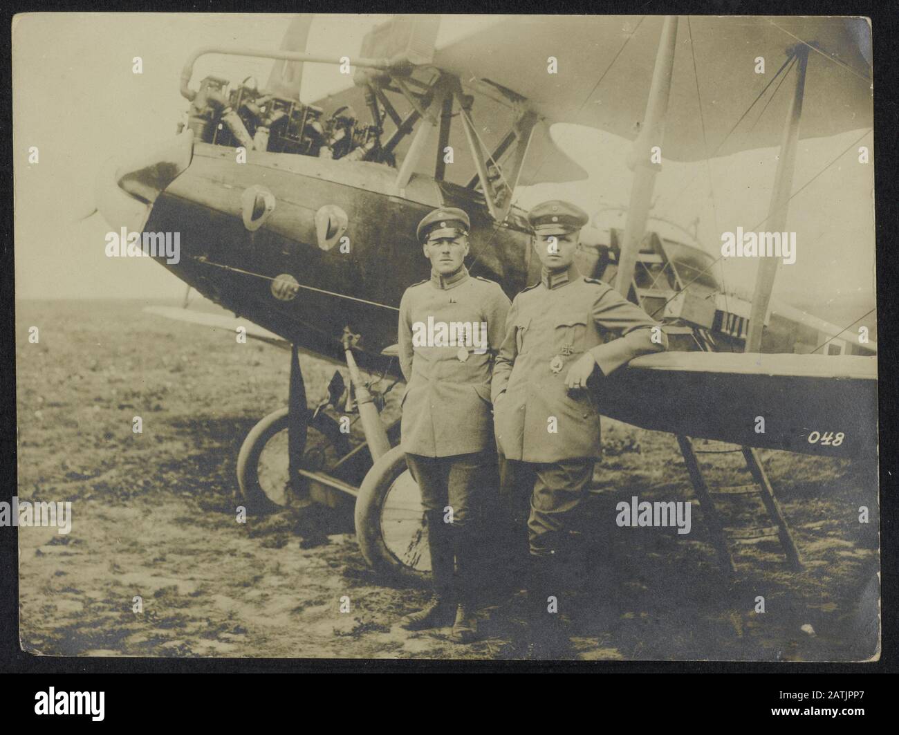 Beschreibung: Zwei Piloten der deutschen Luftwaffe posieren für ihr Flugzeug Datum: {1914-1918} Schlagwörter: WWI, Luftstreitkräfte, Piloten, Flugzeug Stockfoto