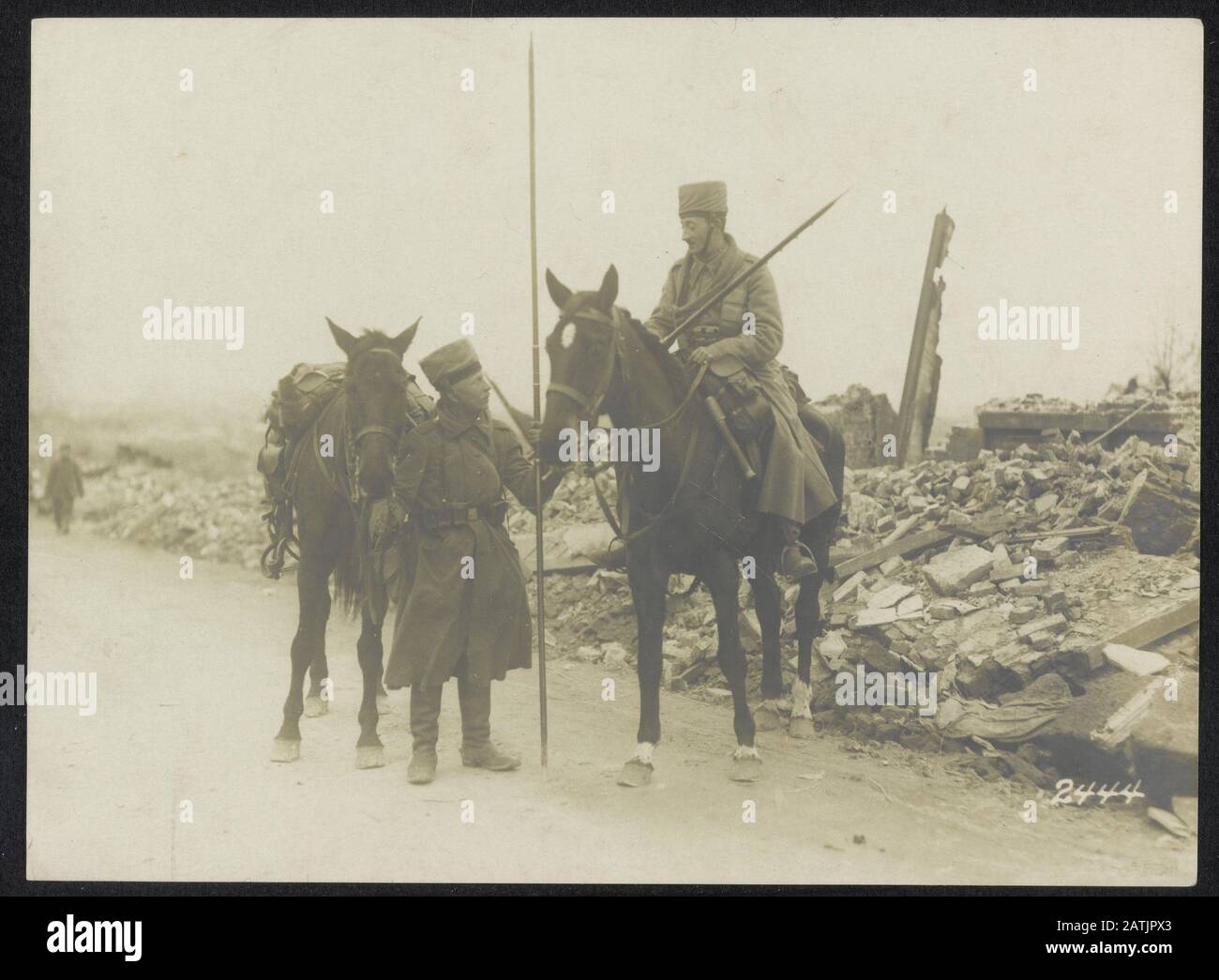 Beschreibung: Von der deutschen Westfront. Kavalleristen in der verwüsteten Tergnier Datum: {1914-1918} Ort: Frankreich, Tergnier Schlüsselwörter: Erste Kriegsfronten der Kavalleristen, Patrouillen, Städte, Zerstörung Stockfoto
