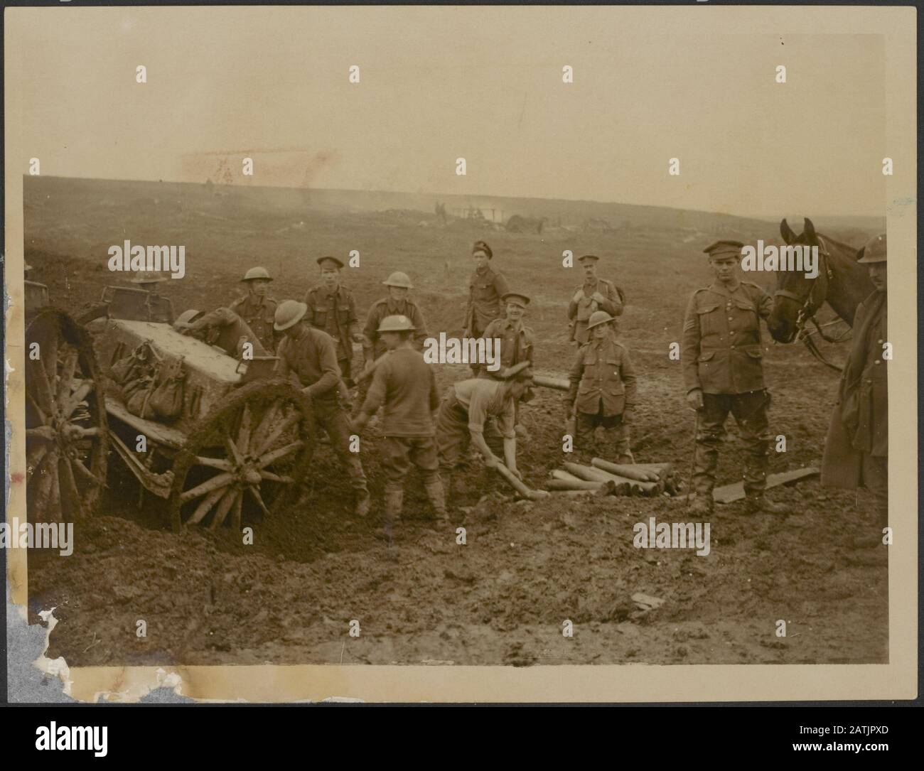 Der britische Vormarsch in der West Beschreibung: Entladen von Munition Anmerkung: Der britische Vormarsch im Westen. Entladung der Munition Datum: {1914-1918} Schlüsselwörter: WWI, Fronten, Munition, Soldaten Stockfoto