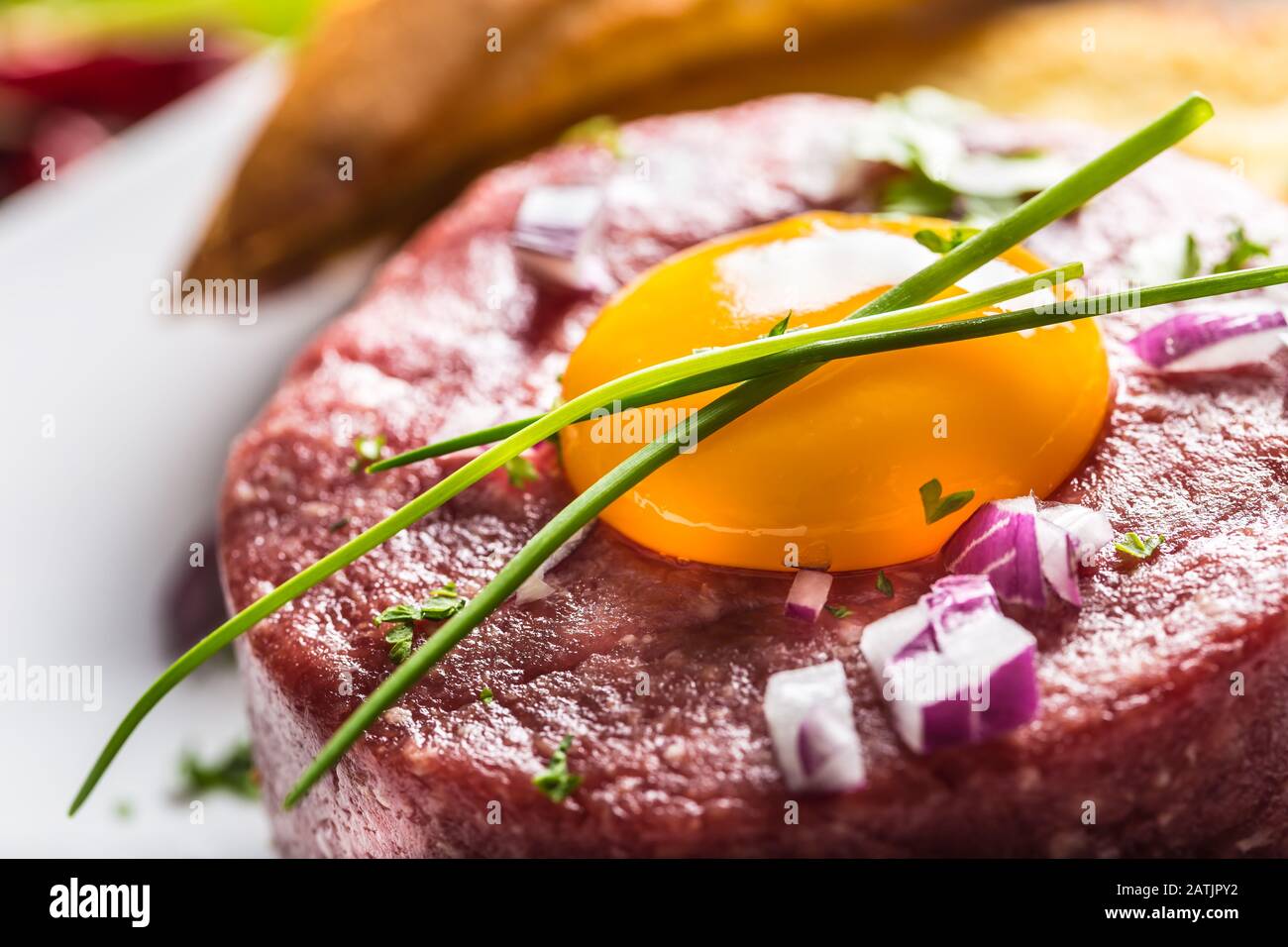 Beef Tatar mit eierledtem roten Zwiebel-Chili-Paprika Kräuter und Bruschetta Stockfoto