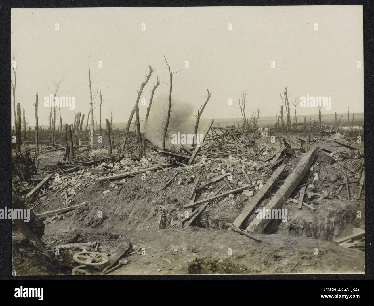 Beschreibung der Westfront: Ansicht in Courcelette, aufgenommen von der kanadischen Anmerkung: Die Westfront. Courcelette, von Kanadiern aufgenommen Datum: September 1916 Ort: Courcelette, Frankreich Schlüsselwörter: Dörfer, Erster Weltkrieg, Fronten, Zerstörung Stockfoto