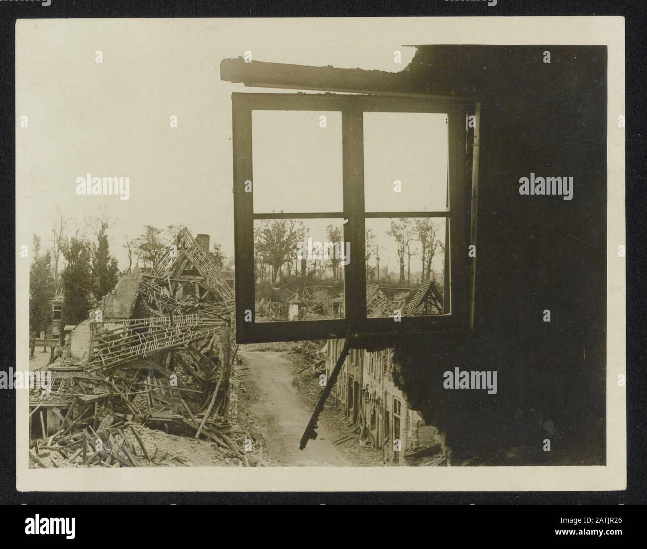 Beschreibung des Fotos von Canadian war Records: Ansicht von innen eines zerstörten Hauses Anmerkung: Kanadische Oologsfoto's. Blick aus einem zerstörten Haus Datum: {1914-1918} Schlüsselwörter: WWI, Fronten, Zerstörung, Häuser Stockfoto