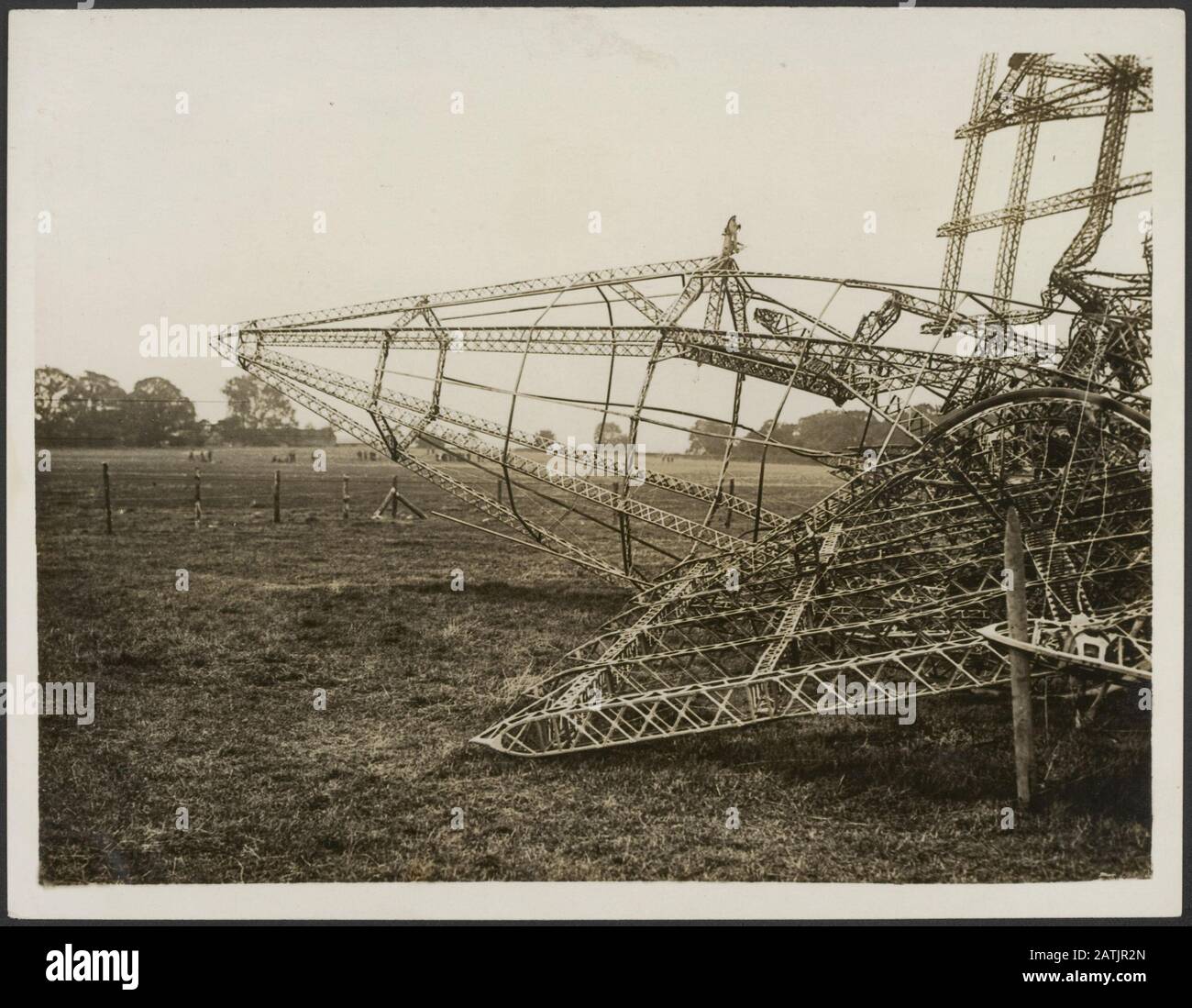 Eine der zerstörten Zepelins Beschreibung: Blick auf das Heck mit der Aufzugs-Beschriftung: Einer der abgestürzten Zepelins. Das Heck und die Aufzüge Datum: {1914-1918} Lage: Großbritannien Schlagwörter: Sterns, erster Weltkrieg, Wrackteile, Blimps Stockfoto