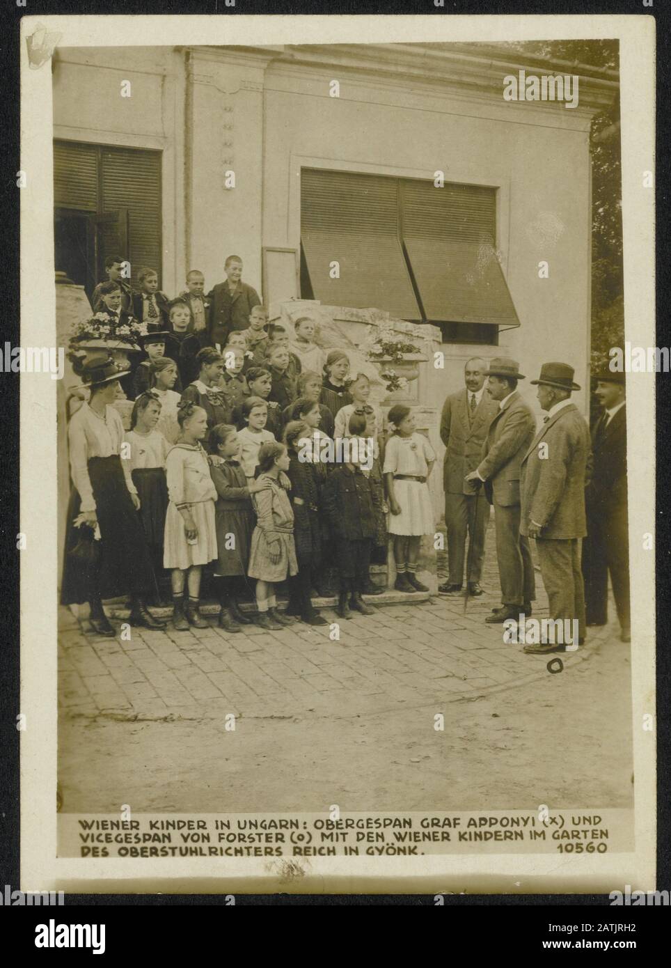 Beschreibung: Wiener Kids in Ungarn: Oberg Span Graf Apponyi (x) und Vicespan von Forster (o) mit den Wiener Kindern im Garten des Oberstuhlrichters Reich in Gyönk. Anmerkung: Wiener Kinder in Ungarn, "Oberg Span (Sortierer) Graf Albert Apponyi (x) und Vize-Gouverneur von Forster mit Wiener Kindern im Gartenbezirk Richter in Gyönk Reich. Datum: {1914-1918} Ort: Gyönk, Ungarn Schlüsselwörter: 1. Weltkrieg, Kinder, Urlaub Personenname: Apponyi, Reich, von Forster Stockfoto