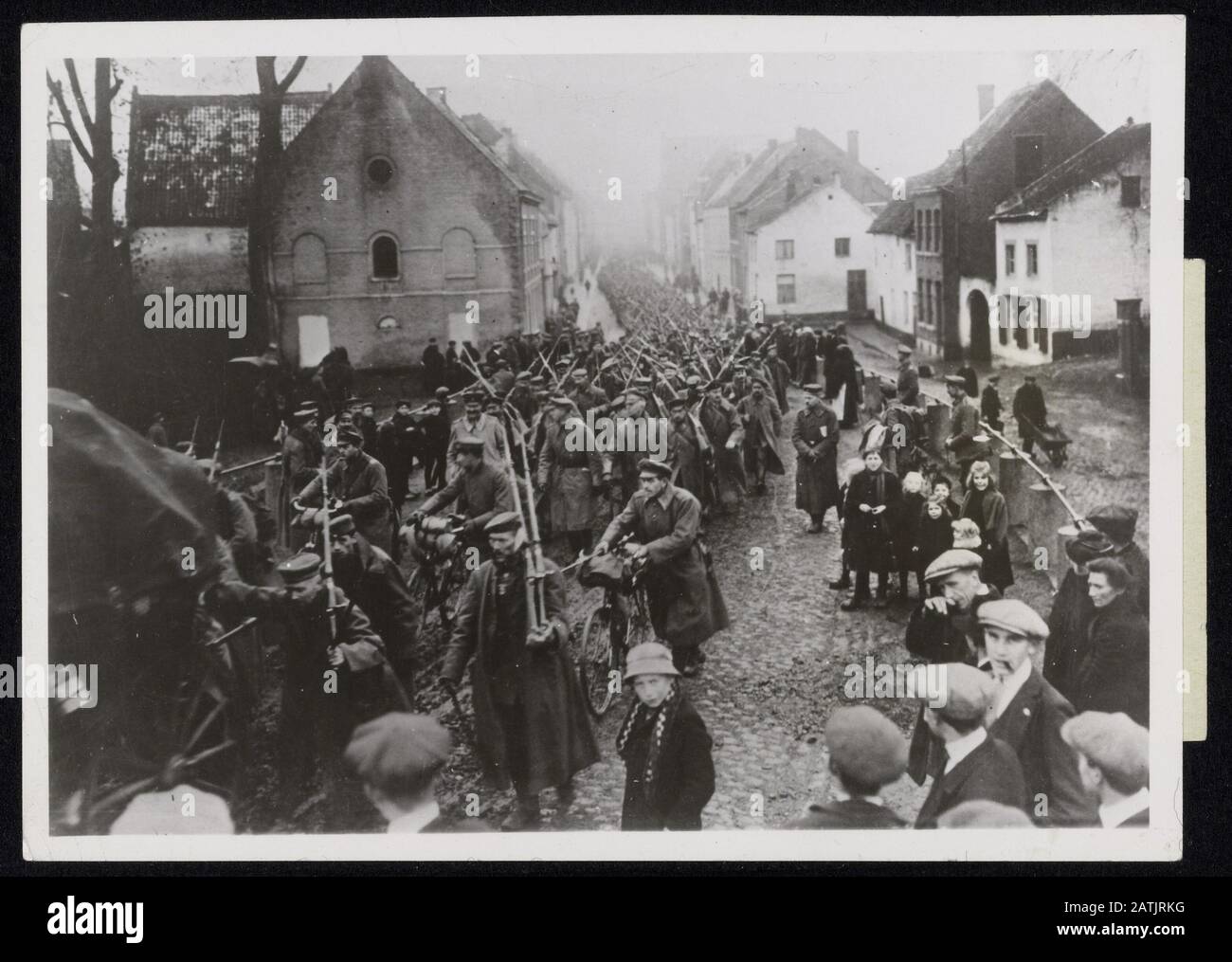 Beschreibung: Weltkrieg 1. Kurz nach dem Waffenstillstand DRANGEN deutsche Truppen IN die Provinz Limburg-Holland ein, wo sie von den Holländern entwaffnet wurden. Deutschland Sagte, dass es Notwendig sei, dass ihre Truppen diese kürzere Route durch Holland nehmen, aber es mag den zusätzlichen Zweck geben, Den Zorn der Belgier und der Holländer Zu Vermeiden, Die Lebensmittel oder Lebensmittel erhalten. Dieses Foto zeigt eine lange Linie, die durch eine der engen Straßen Hollands führt. Anmerkung: Kurz nach dem Waffenstillstand 11.11.1918 ziehen deutsche Truppen aus der niederländischen Provinz Limburg-Umgebung ab. Die Deutschen sagten, dass es notwendig sei, die kürzeste Route zu nehmen, aber Stockfoto