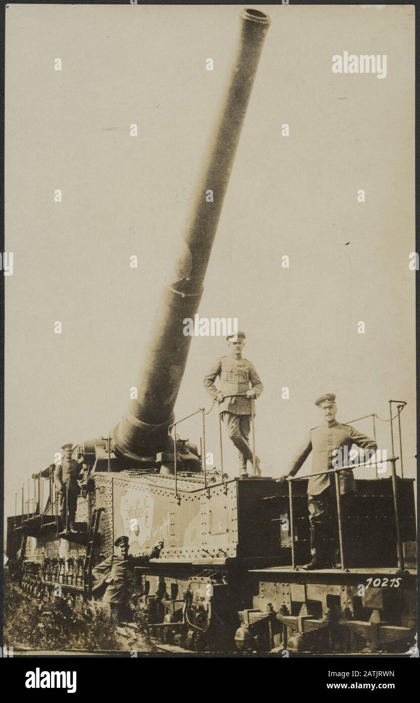 Beschreibung: Zu den Kämpfen und zwischen Soissons Reims. Dass diese erbung diese französische Eisenbahn Langrohrgeschichte an der Aisne, ist dem Schuss eines deutschen Schweren Mörsers Danke zu, der Lok, die Geschütz weder eiligst in Sicherheit bringen soll noch zertrümmert. Die französische Bebauung hat unter das Rohr mit Kreide geschrieben: Contre la grosse Bertha Annotation: Um die Feindseligkeiten zwischen Soissons und Reims. Die auf einem Bahnzug bestätigte Einnahme der Aisne der Franzosen, Gewehr mit langem Fass ist auf den Schuss einer schweren deutschen Mörserpistole, der Locom, zurückzuführen Stockfoto