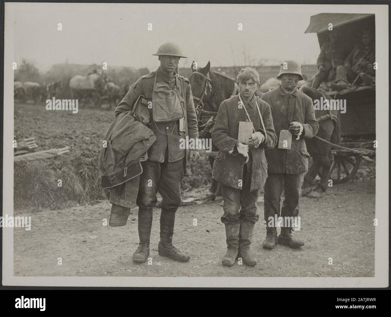 Die britische Westfront in Frankreich - die deutsche Offensivbeschreibung: Zwei verwundete deutsche Gefangene Anmerkung: Britische Westfront in Frankreich. Die deutsche Offensive. Zwei verwundete deutsche Kriegsgefangene Datum: {1914-1918} Ort: Frankreich Schlagwörter: WWI, Fronten, Verwundete, Kriegsgefangene, Soldaten Stockfoto