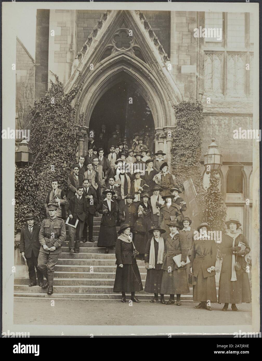 Britische Universitäten in Kriegszeiten Beschreibung: Oxford. Studenten, die Balliol Hall nach einem Vortrag des Balliol-Meisters verlassen, der die Vorherrschaft der Studenten der Dame zeigt Anmerkung: Oxford. Studenten, die Balliol Hall nach einem Vortrag verlassen, in dem die Dominanz weiblicher Studenten steht Datum: {1914-1918} Ort: Großbritannien, Oxford Schlüsselwörter: WWI, Sororities, Universitäten Stockfoto