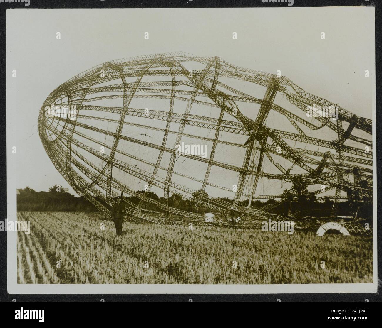 Beschreibung: Der Zepelin RAID 23./24. September. The Bow Annotation: Der Überfall von Zepelin am 23./24. September 1916. Das Datum des Bogens: September 1916 Schlüsselwörter: WWI, Razzien, Luftschiffe, Zerstörung Stockfoto