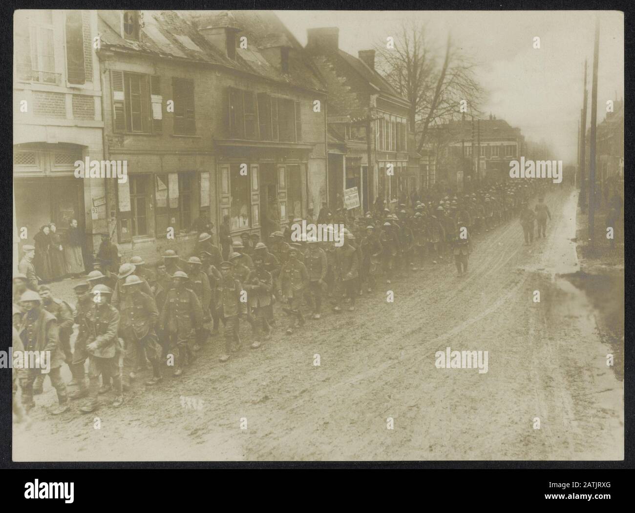 Beschreibung der Westfront: Ankunft der ersten großen Transporte britischer Gefangener an einem Ort südlich von St.Quentin Datum: 1918 Ort: Frankreich, Saint Quentin Schlüsselwörter: Erster Weltkrieg, Fronten, Kriegsgefangene, Städte Stockfoto