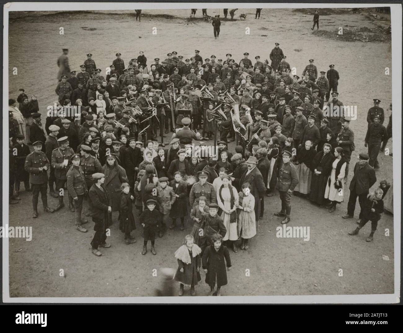 Die britische Westfront in Frankreich. Die deutsche Offensivbeschreibung: Eine Panzerband jubelt mit Musikflüchtlingen. Anmerkung: Die britische Westfront in Frankreich. Die deutsche Offensive. Eine Panzerkorpsmusik erhellt die Flüchtlingsmusik. Datum: {1914-1918} Ort: Frankreich Schlüsselwörter: Weltkrieg, Fronten, Soldaten, Muziekcorpsen, Flüchtlinge Stockfoto
