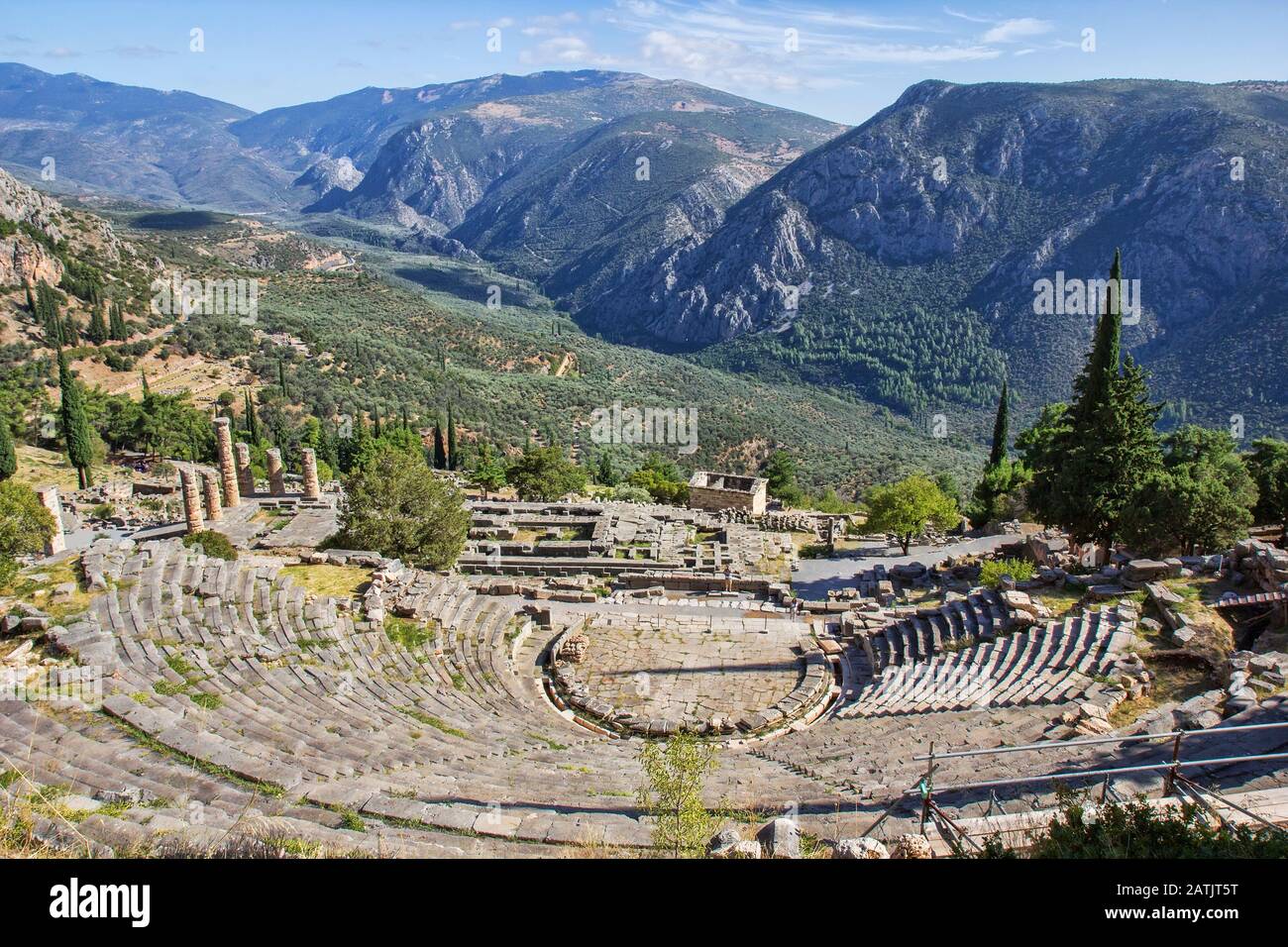 Ruinen des antiken Theaters und des Apollotempels an der archäologischen Stätte von Delphi, die zum UNESCO-Weltkulturerbe gehört, ein religiöser Zufluchtsort, der t gewidmet ist Stockfoto