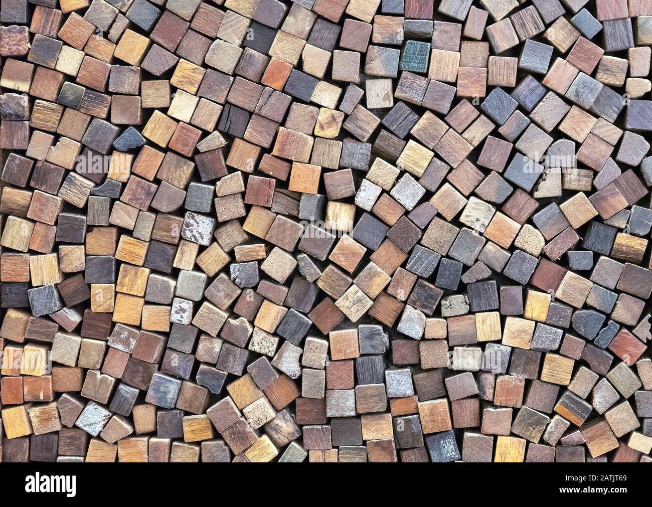 Holzwürfel in verschiedenen Farben. Volumetrische Holzstruktur. Stockfoto