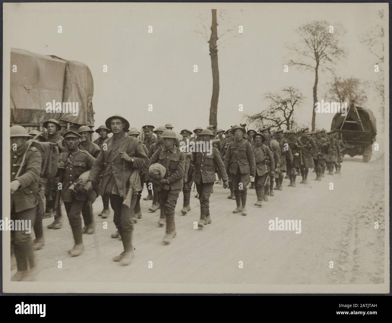 Die britische Westfront in Frankreich - die deutsche Offensivbeschreibung: Britische Tommies, die sich seit einigen Stunden im Dickicht befinden, ruhen Anmerkung: Britische Westfront in Frankreich. Britische Soldaten, die sich einige Stunden in der Hitze der Schlacht befinden, kehren zurück Datum der Ruhe: {1914-1918} Ort: Frankreich Schlüsselwörter: WWI, Fronten, Ruhe, Soldaten Stockfoto