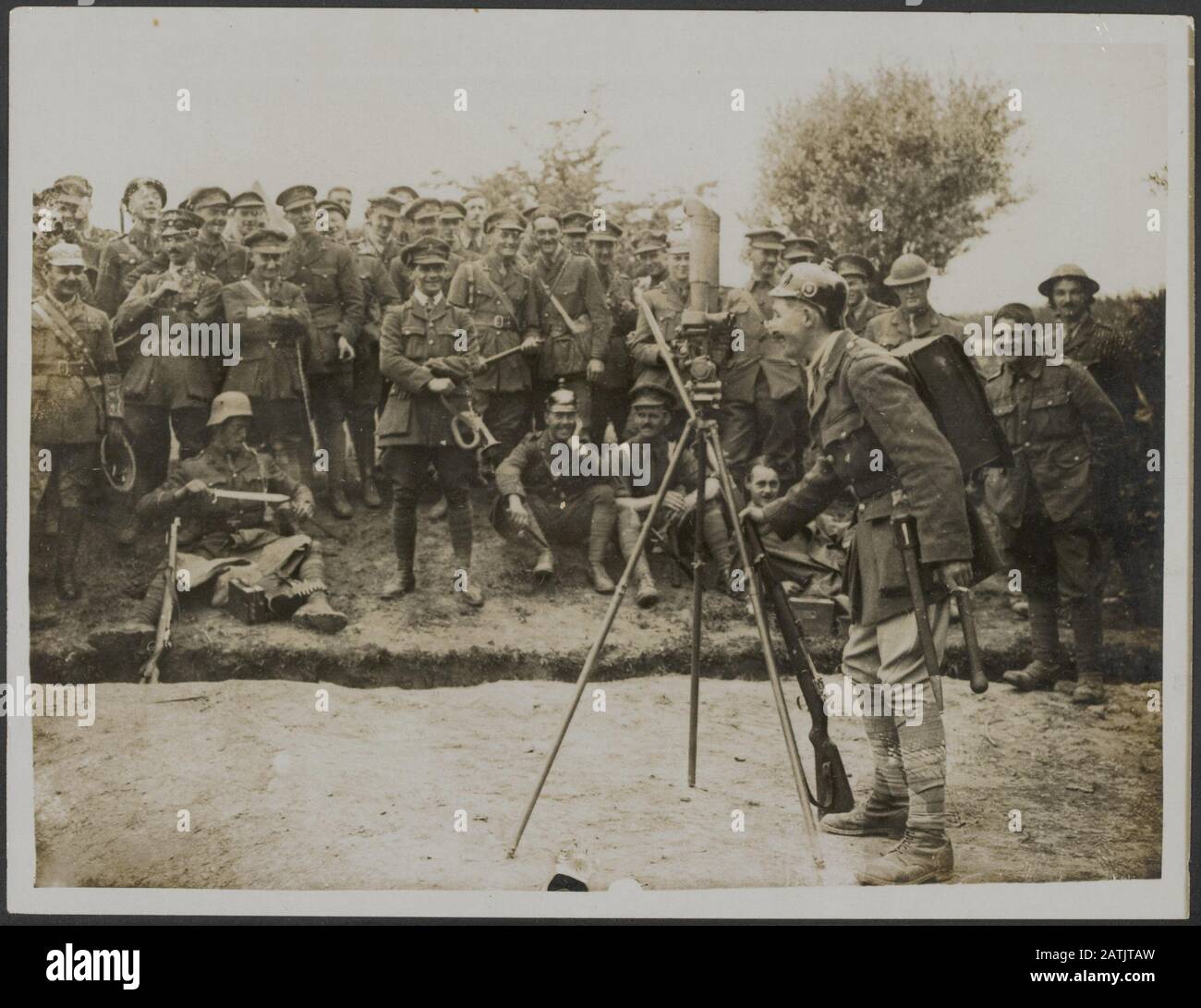 Beschreibung der British Western Front: Ein Offizier eines irischen Regiments in vollem deutschen Kit Annotation: British Western Front. Ein Offizier eines irischen Regiments in voller deutscher Ausrüstung zur Belustigung der Truppen Datum: {1914-1918} Schlüsselwörter: WWI, Fronten, Soldaten, Ausrüstung Stockfoto