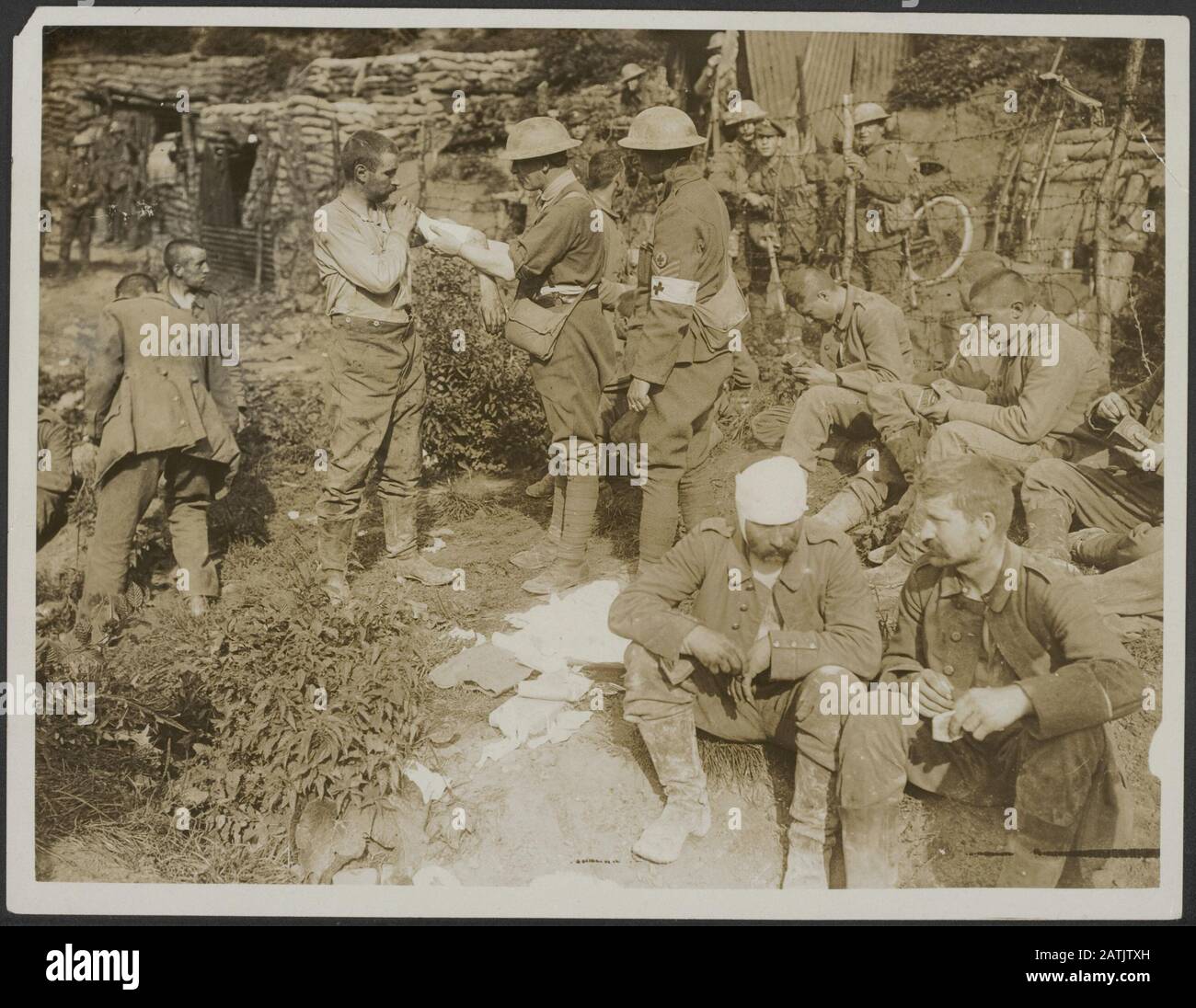 Beschreibung der britischen Westfront: Besuch der deutschen Verwundeten im Käfig des Häftlings. Anmerkung: Die Britische Westfront. Auf die Verletzungen in der Residenz der deutschen Kriegsgefangenen achten. Datum: {1914-1918} Schlüsselwörter: Weltkrieg, Fronten, Kriegsgefangene, Soldaten, Krankenschwester Stockfoto