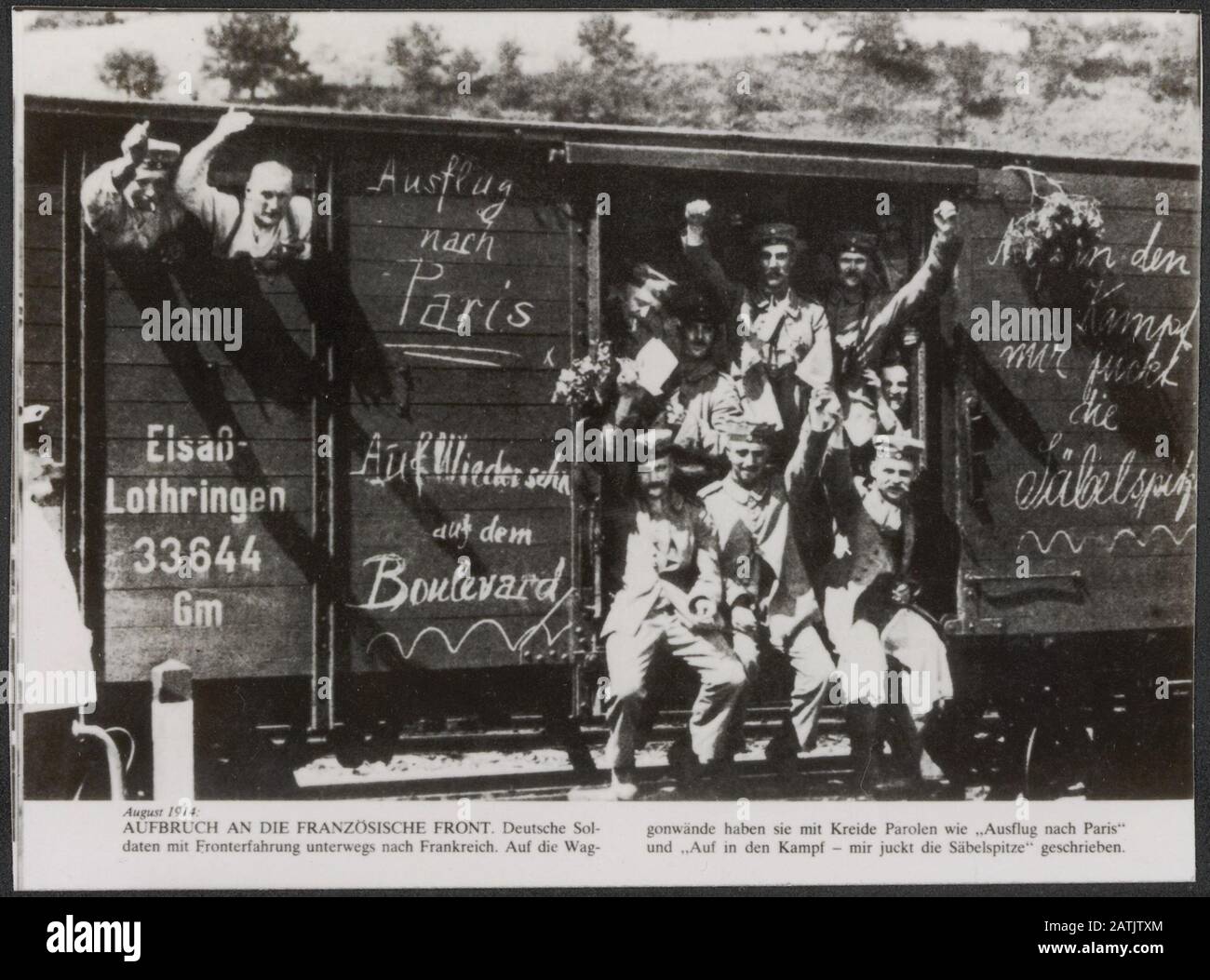 Beschreibung: Aufbruch an der Französchen Front. August 1914 Deutsche Soldaten mit Fronterfahrung nach Frankreich. Auf die sie mit Waggonwände Kreide Slogans, die Ausflug nach Paris auf und in den Kampf - was Säbelspitze mir geschriebenes Andeutung: August 1914 deutsche Soldaten auf dem Weg nach Frankreich vor sich her. An den Wagenwänden schrieben sie Slogans in Kreide als Reise nach Paris und im Gegenteil - mein Säbel punktet Datum: August 1914 Schlagwörter: An- und Abreise, erste Weltkriegssoldaten trainieren Stockfoto