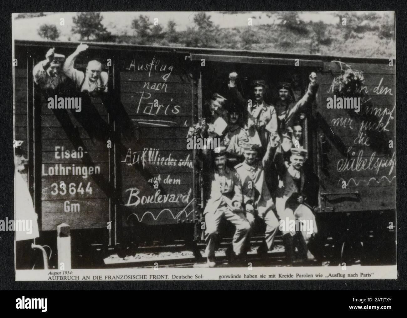 Beschreibung: Aufbruch an der französischen Front Anmerkung: Abfahrt an die französische Front. Deutsche Soldaten zu Kriegsbeginn August 1914 in einem Zug. Mit Kreide sind Slogans im Zug wie "Ausflug nach Paris" und "auf Wiedersehn auf dem Boulevard Datum: August 1914 Standort: Deutschland Schlagwörter: WWI, Slogans, Soldaten, Züge Stockfoto
