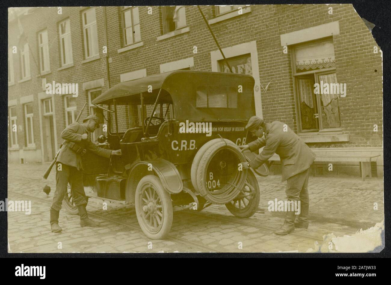 Beschreibung: CAR CRB [The American Commission for Relief in Belgium], ein amerikanisches Hilfswerk, wird von deutschen Soldaten Annotation beobachtet: [Photo predats the Participation of the US in the war] Datum: {1914-1918} Schlüsselwörter: WWI, Rescue, Soldiers, Vehicles Stockfoto