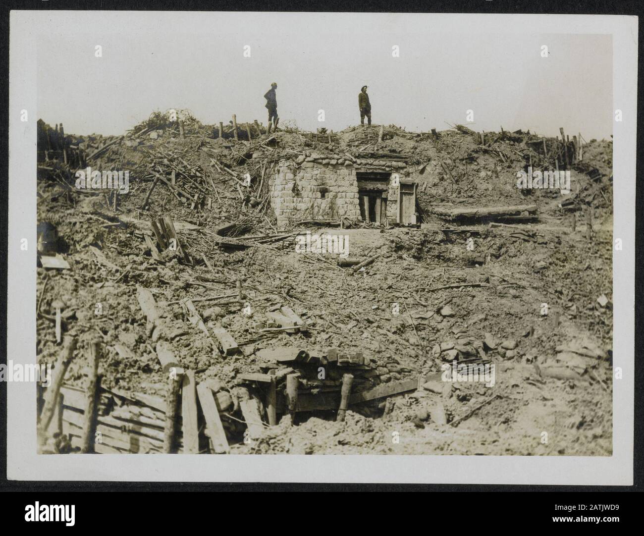 Beschreibung der British Western Front: Schlacht von Messines Ridge. Szene in einer alten Boch-Frontlinie. Anmerkung: Die Britische Westfront. Die Schlacht um Messines Ridge. Britische Soldaten an einem ehemaligen deutschen Frontgraben. Datum: {1914-1918} Ort: Belgien, Meschen Schlüsselwörter: Weltkrieg, Fronten, Schützengräben, Soldaten, Zerstörung Stockfoto
